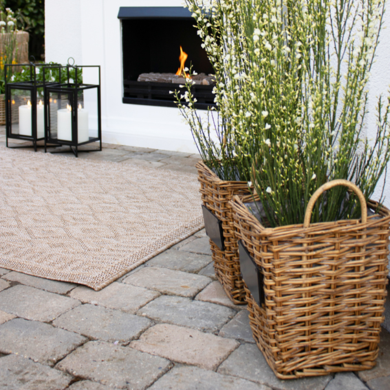 Paniers en rotin – Une décoration de terrasse naturelle avec des plantes vertes