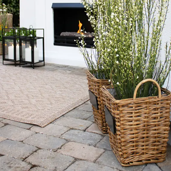 Paniers en rotin – Une décoration de terrasse naturelle avec des plantes vertes