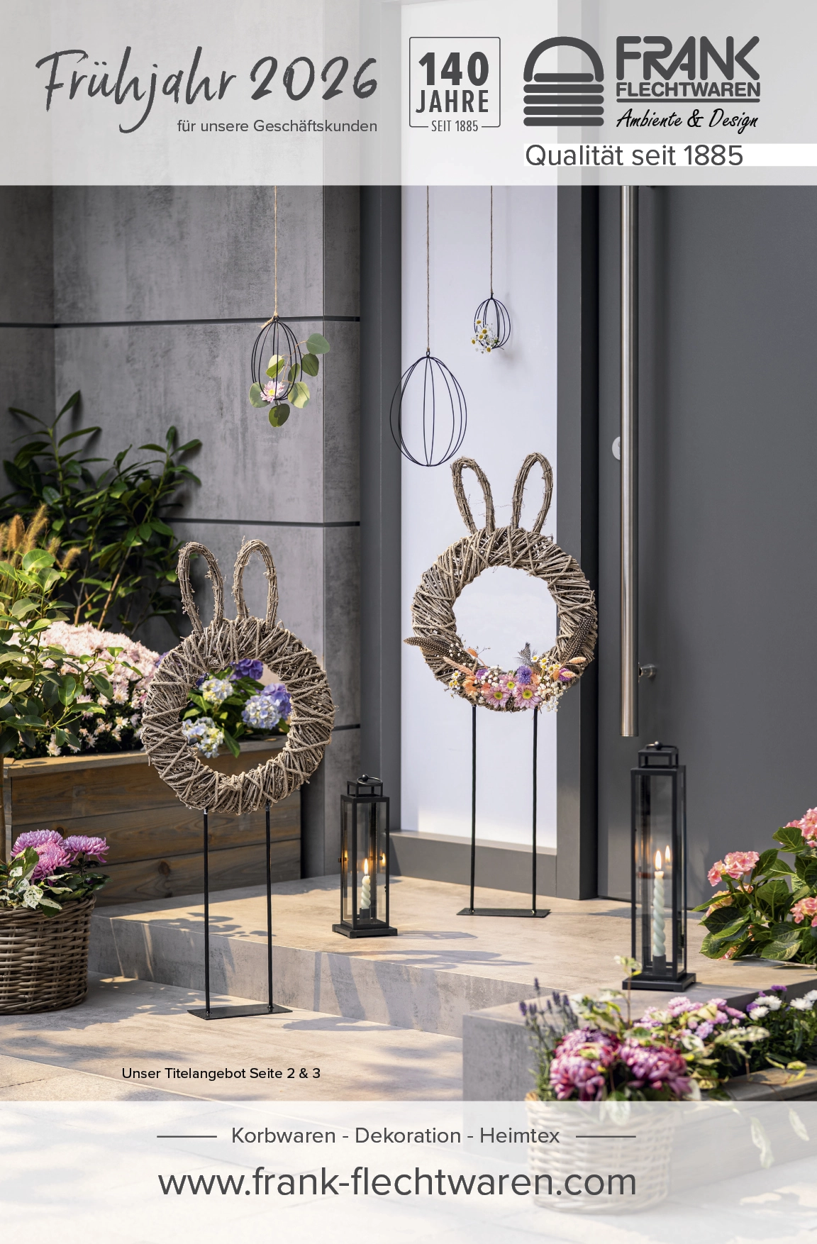 Frühlingsdeko: zwei braune Osterkränze aus Rattan mit Blumen als Eingangsdekoration