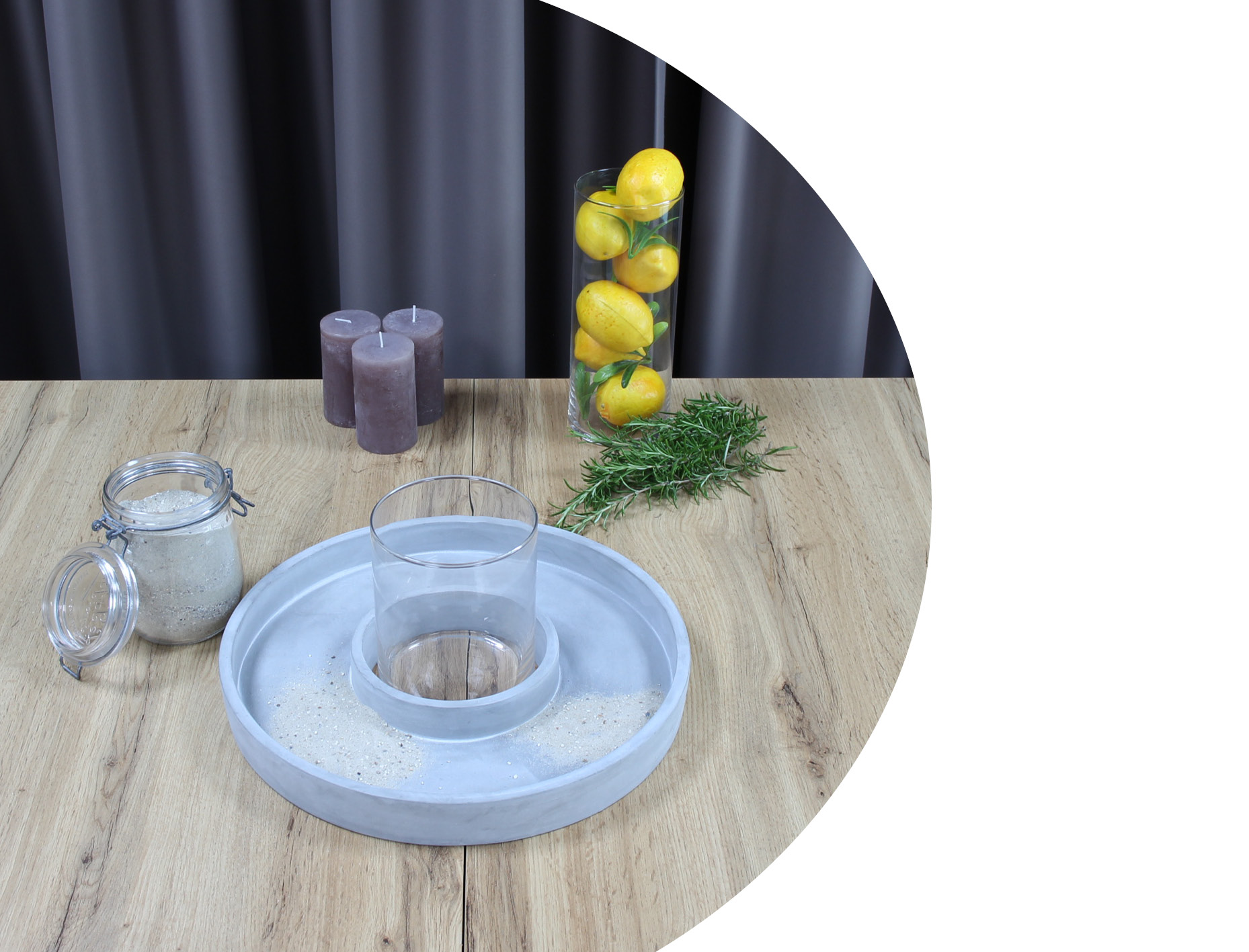 Décoration de table DIY : plateau décoratif gris avec cylindre en verre, citrons, romarin et accessoires pour bougies