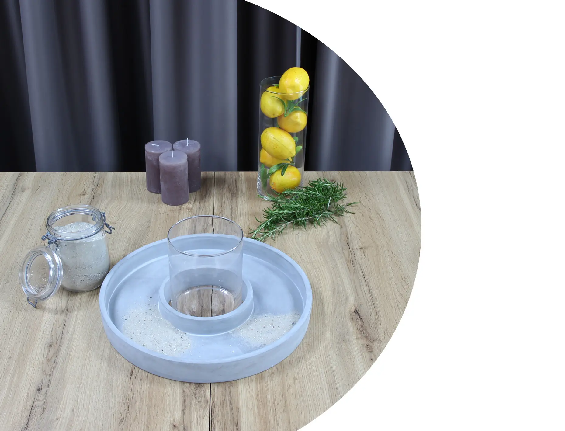 Décoration de table DIY : plateau décoratif gris avec cylindre en verre, citrons, romarin et accessoires pour bougies