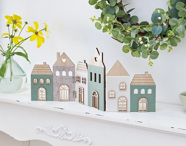 Holzdeko: kleine Häuser aus Holz in Pastellfarben als Tisch- oder Regaldekoration