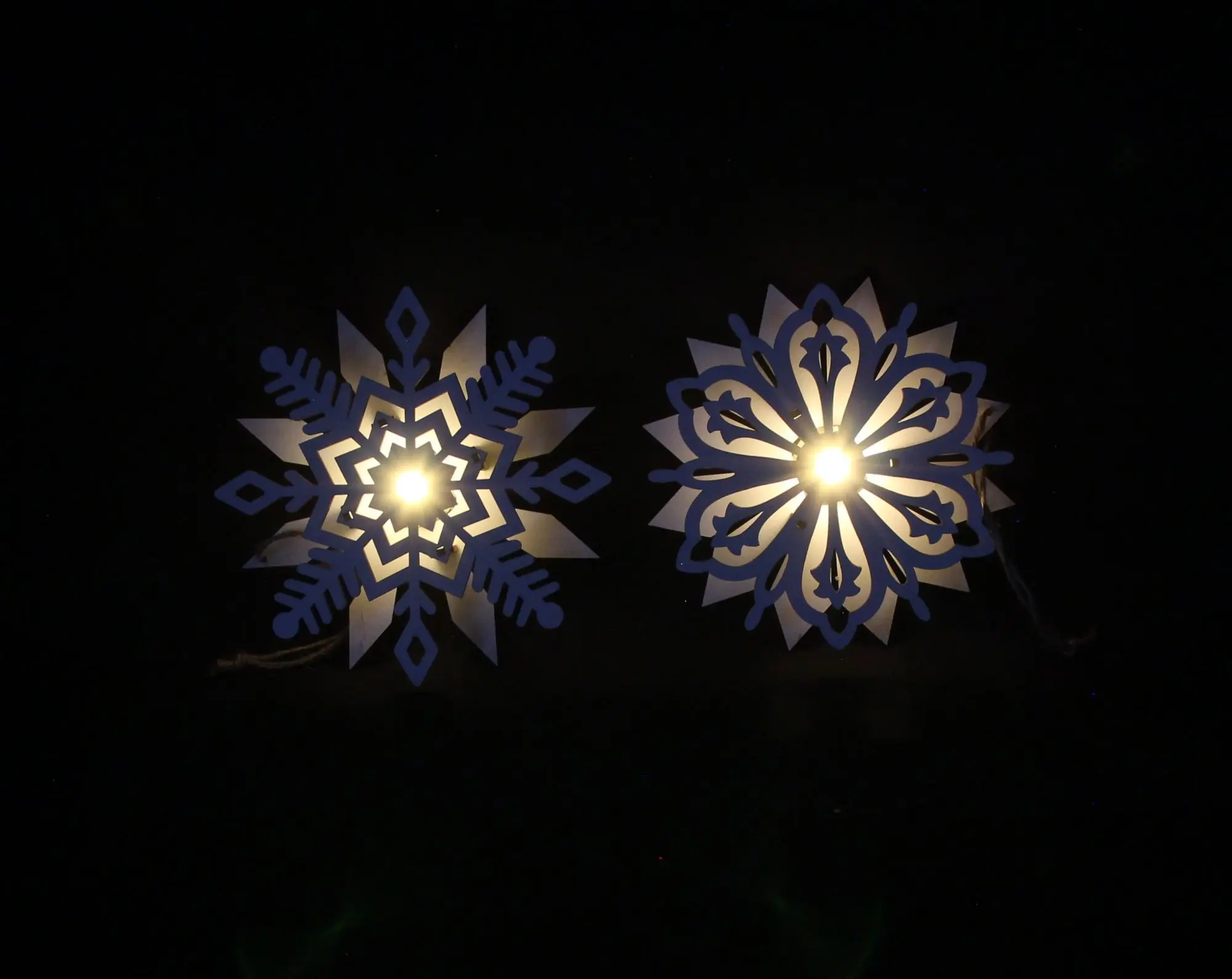 Acheter Lot de 2 suspensions LED "flocon de neige"  dans la boutique en ligne de Frank Flechtwaren pour Décorations à suspendre