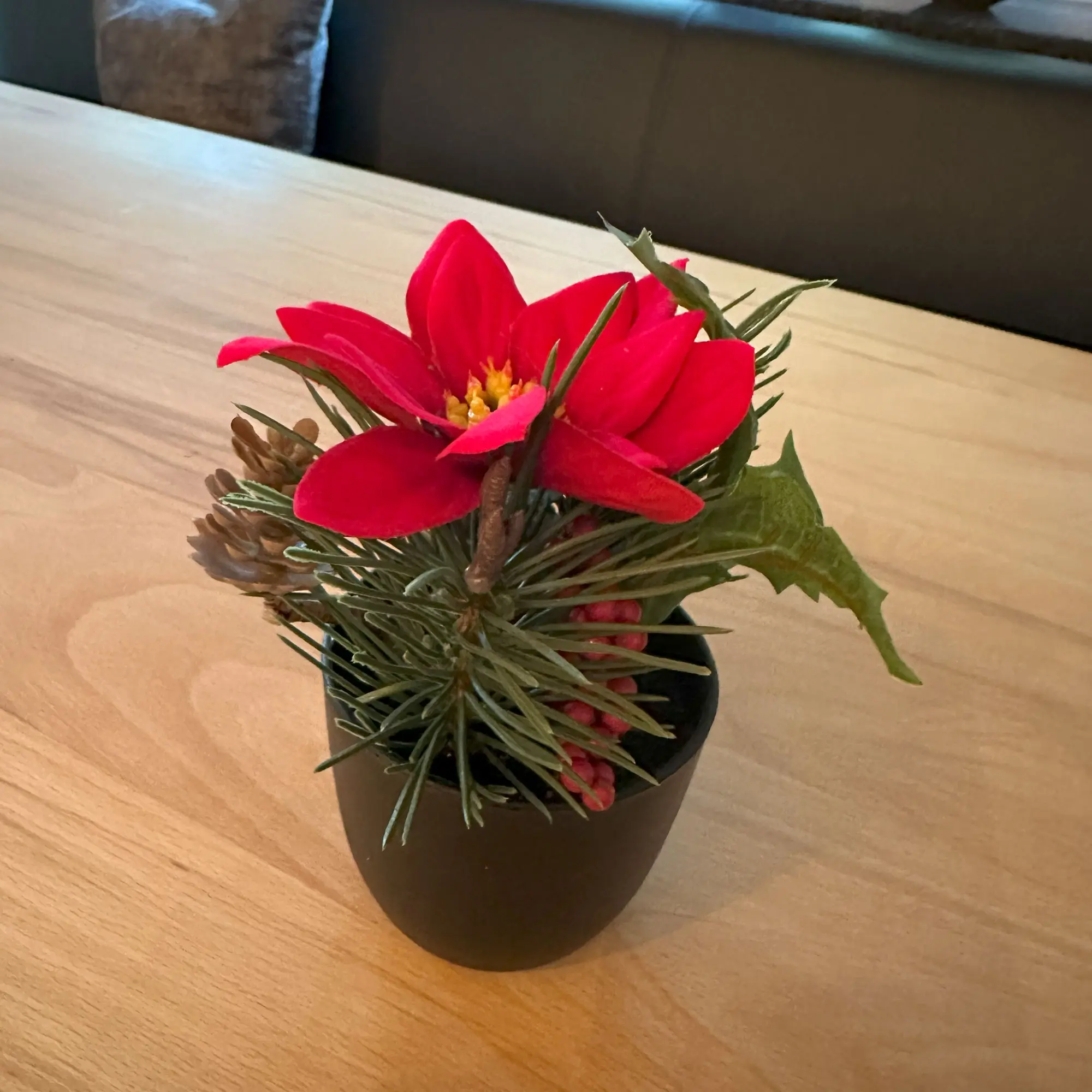 Acheter Composition florale artificielle "Poinsettia"  dans la boutique en ligne de Frank Flechtwaren pour Couronnes et bouquets