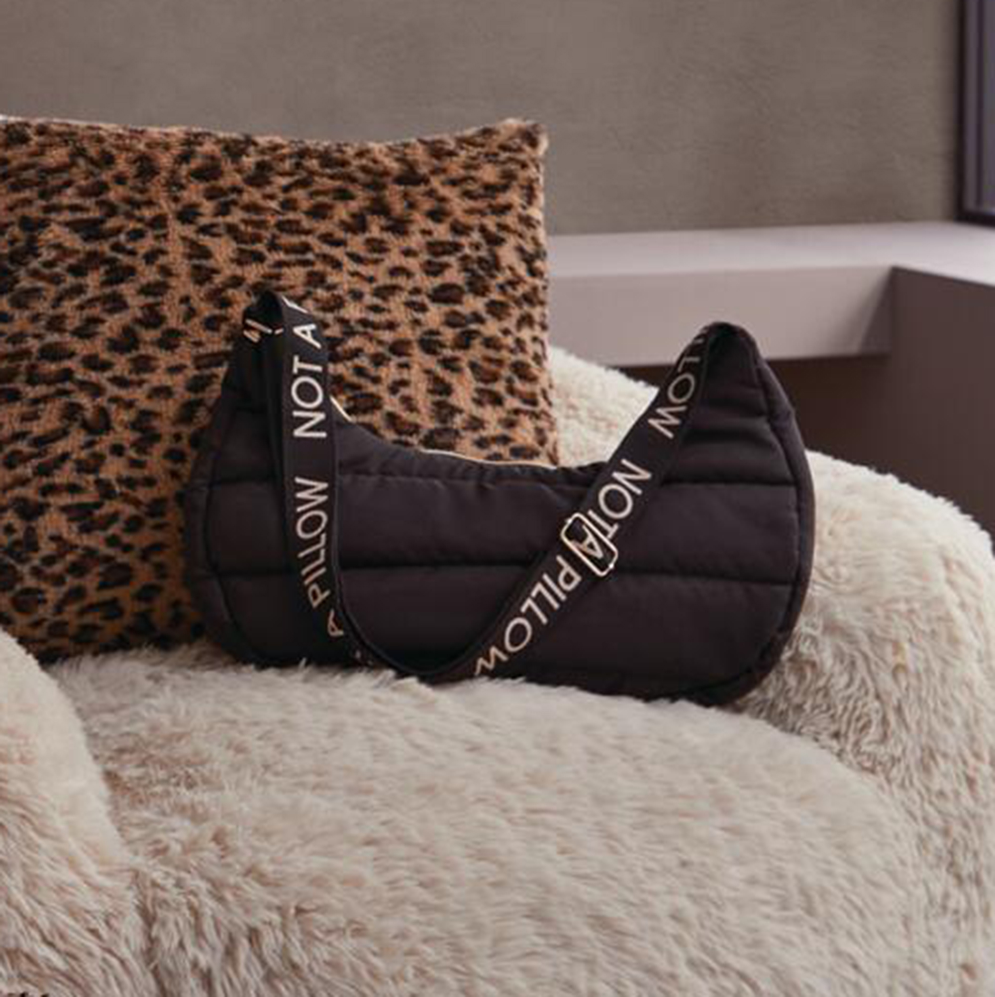 Acheter Sac à main "Not a pillow"  dans la boutique en ligne de Frank Flechtwaren