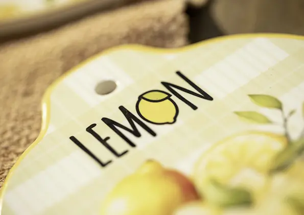Chèque-cadeau orné d'une pancarte décorative en forme de citron portant l'inscription « LEMON » et un motif de citron