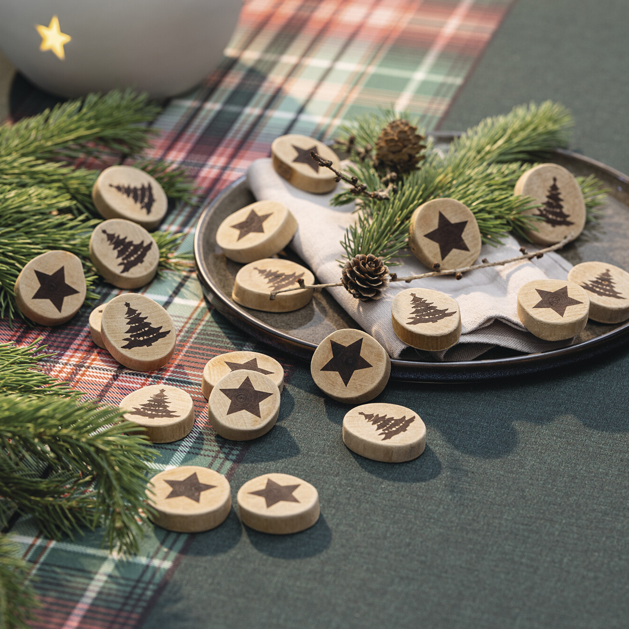 Acheter Confettis de table "étoile &amp; sapin", 20 pcs  dans la boutique en ligne de Frank Flechtwaren pour Noël