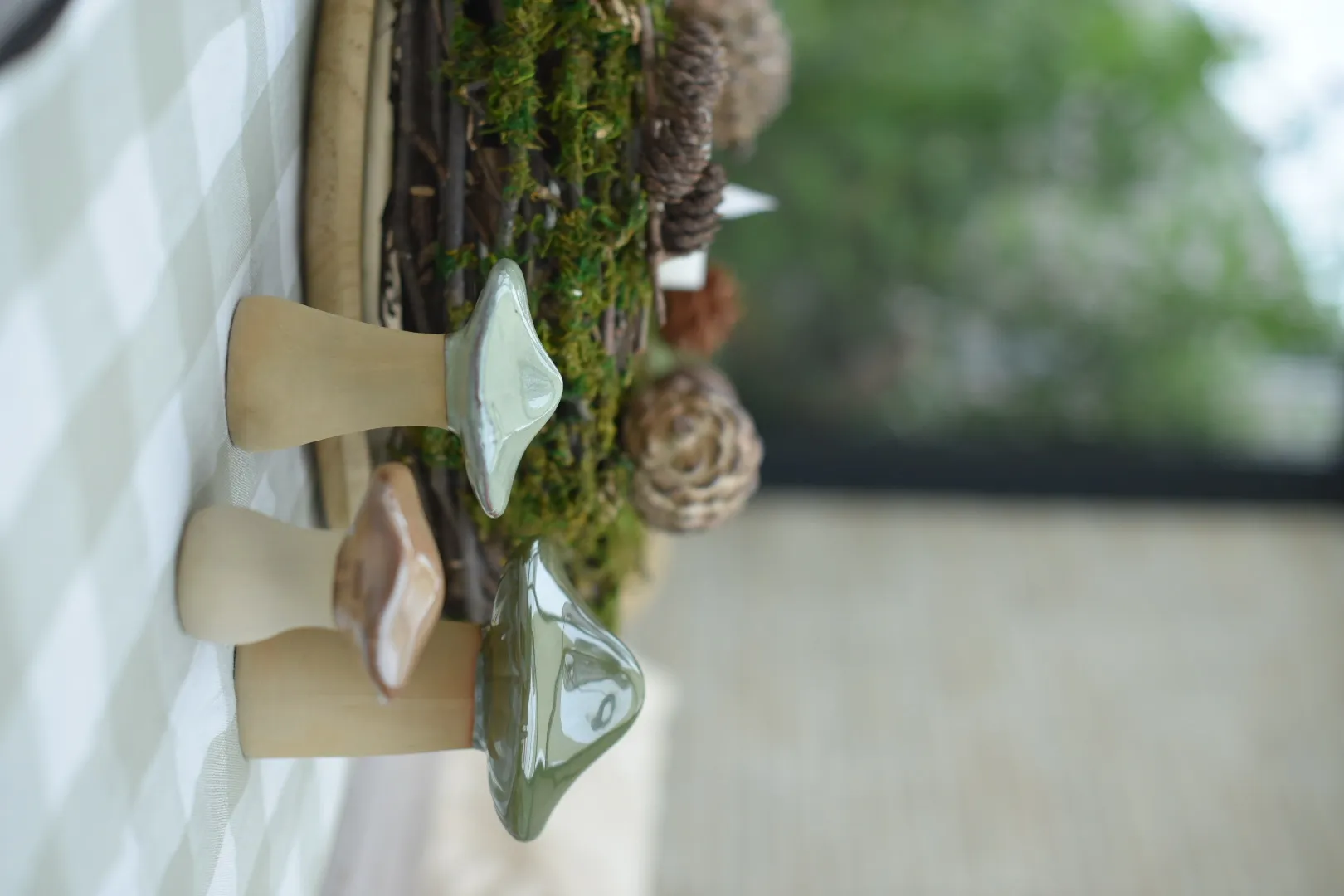 Décoration d'automne : des champignons en céramique verts et marron pour une décoration de table avec des matériaux naturels