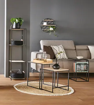 Moderne Wohnzimmerdeko im Industrial Style mit Couch und Beistelltischen
