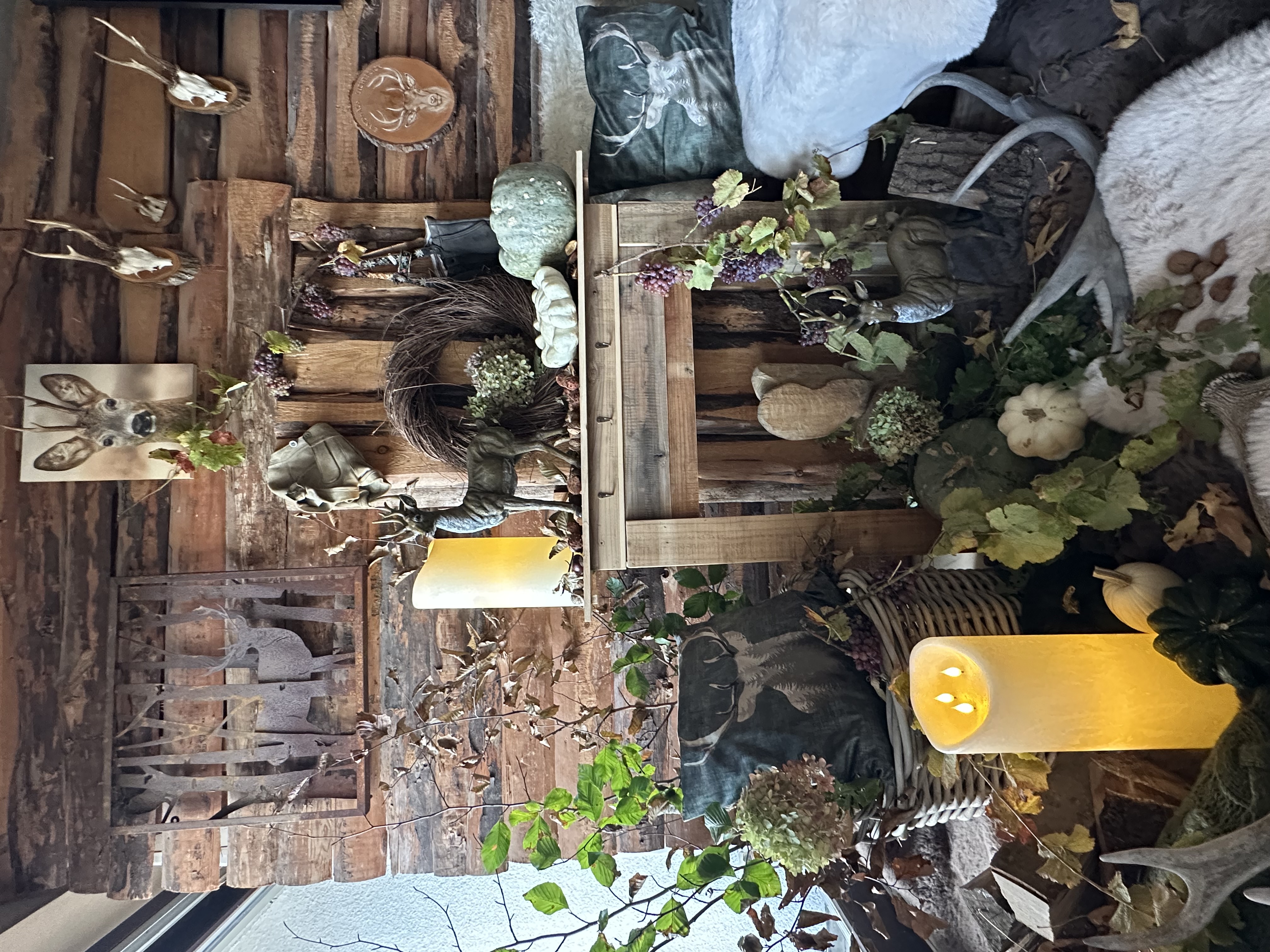 Idées déco : décoration automnale de style maison de campagne avec des figurines de cerfs, des citrouilles, une bougie LED et des matériaux naturels