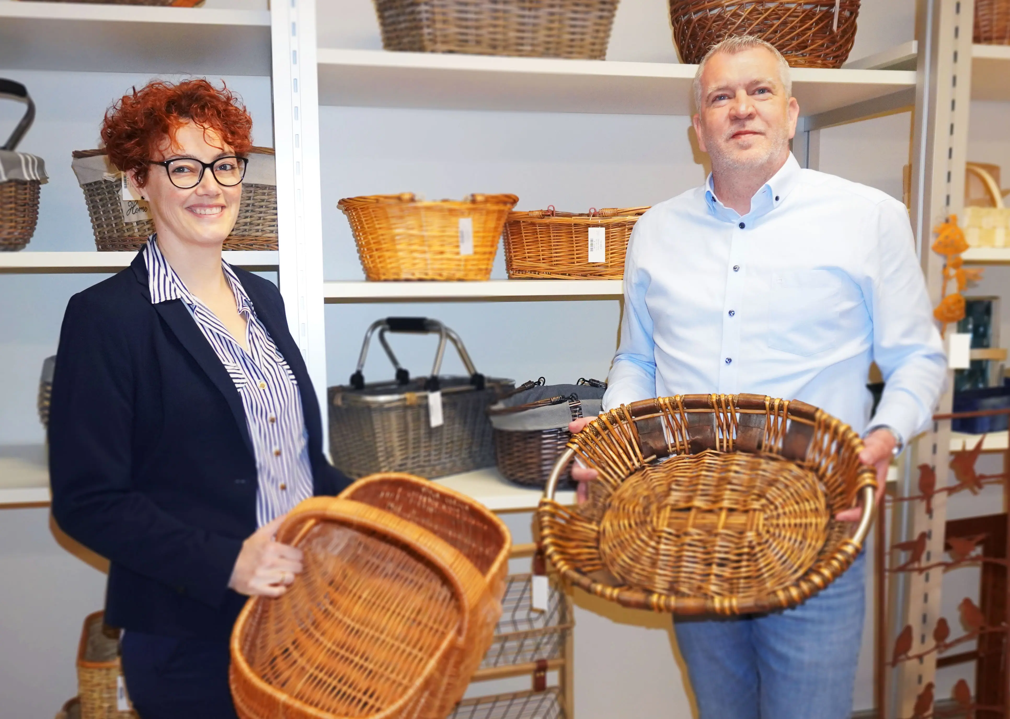 Unsere Kundenservice-Mitarbeiter präsentieren unsere Korbwaren im Musterraum