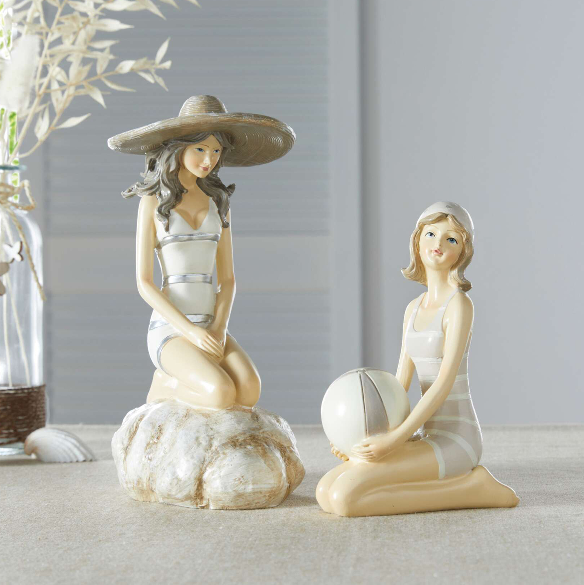 Acheter Figurine "dame à la plage sur rocher"  dans la boutique en ligne de Frank Flechtwaren