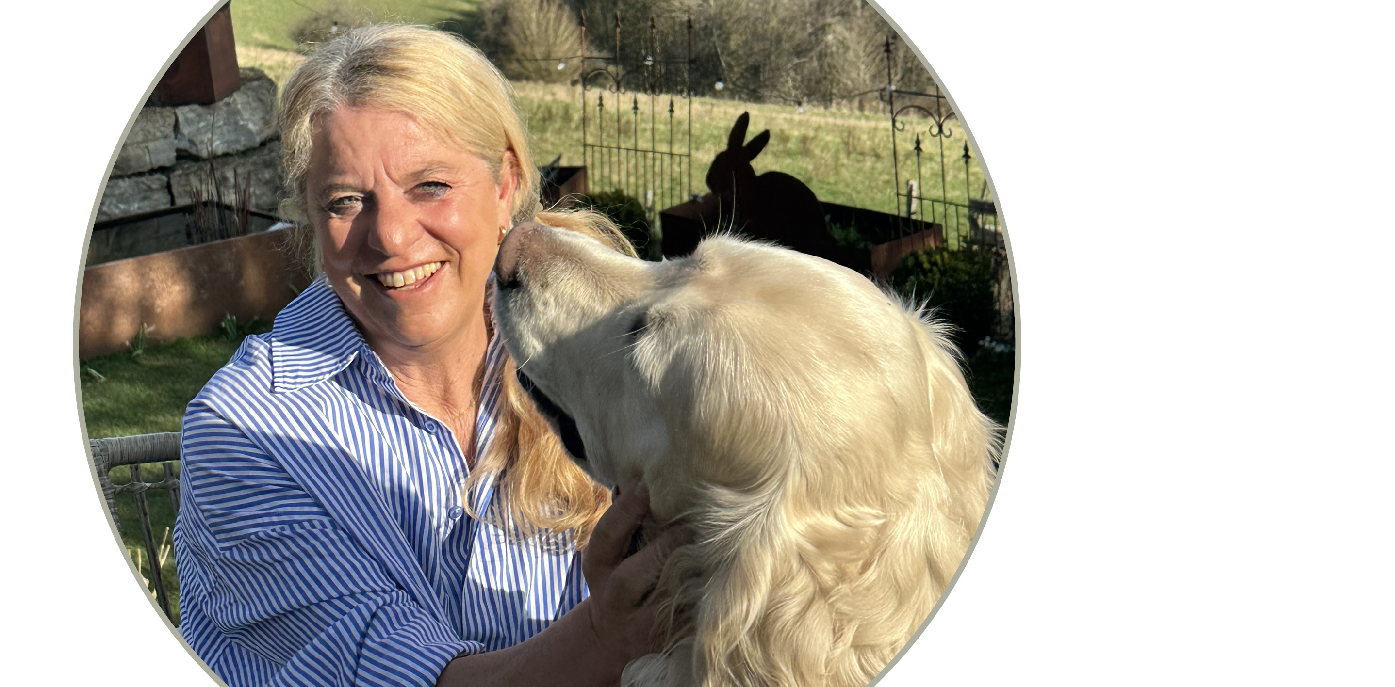 Tierfoto: große helle Hundeschnauze, die einer Person nahekommt, draußen im Gartenbereich