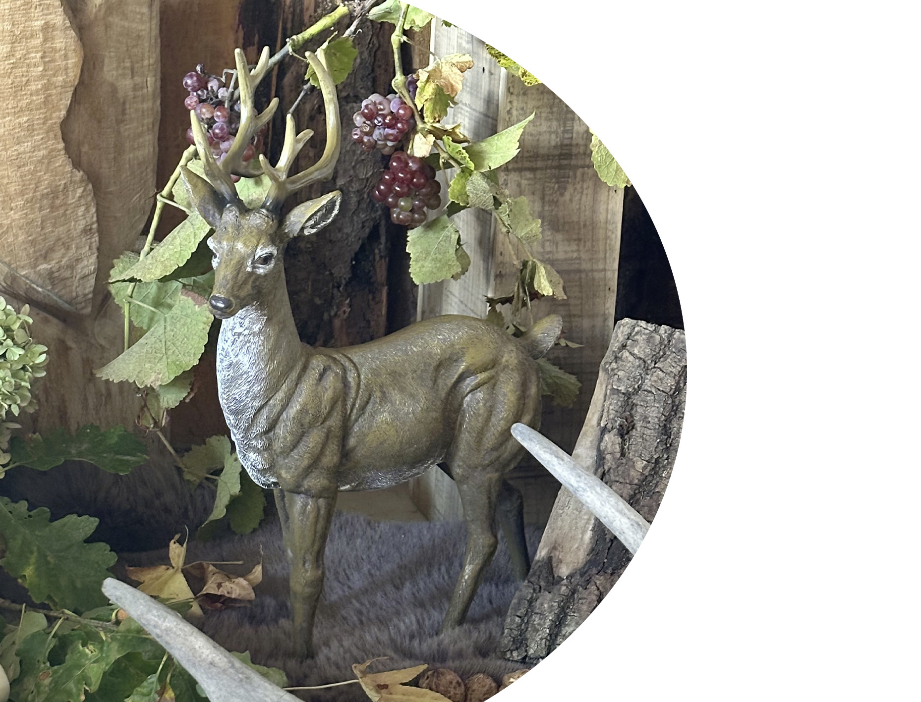 Décoration d'automne : figurine de cerf avec des vrilles de vigne, des bois de cerf et des matériaux naturels pour une décoration rustique du salon