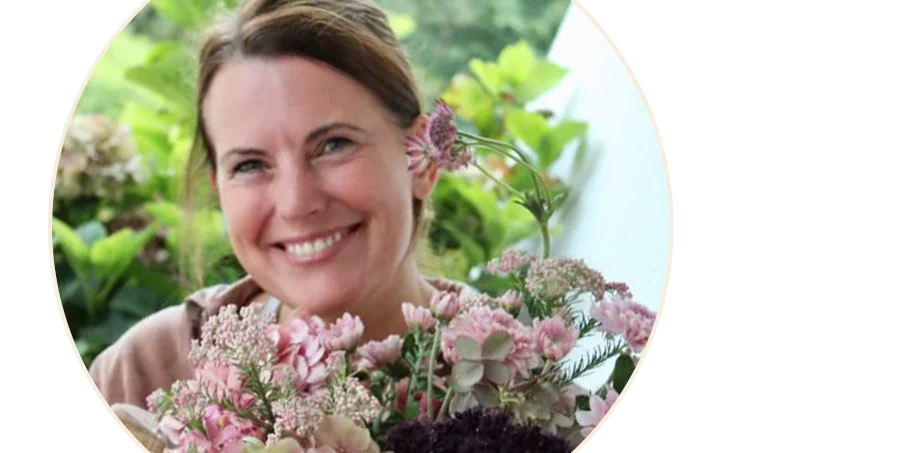Personne avec une décoration florale : fleurs roses d'été et hortensias comme décoration naturelle pour la maison et le jardin