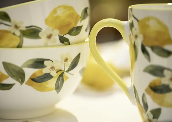Chèque-cadeau avec motif représentant une tasse et un bol en porcelaine décorés de citrons et de fleurs