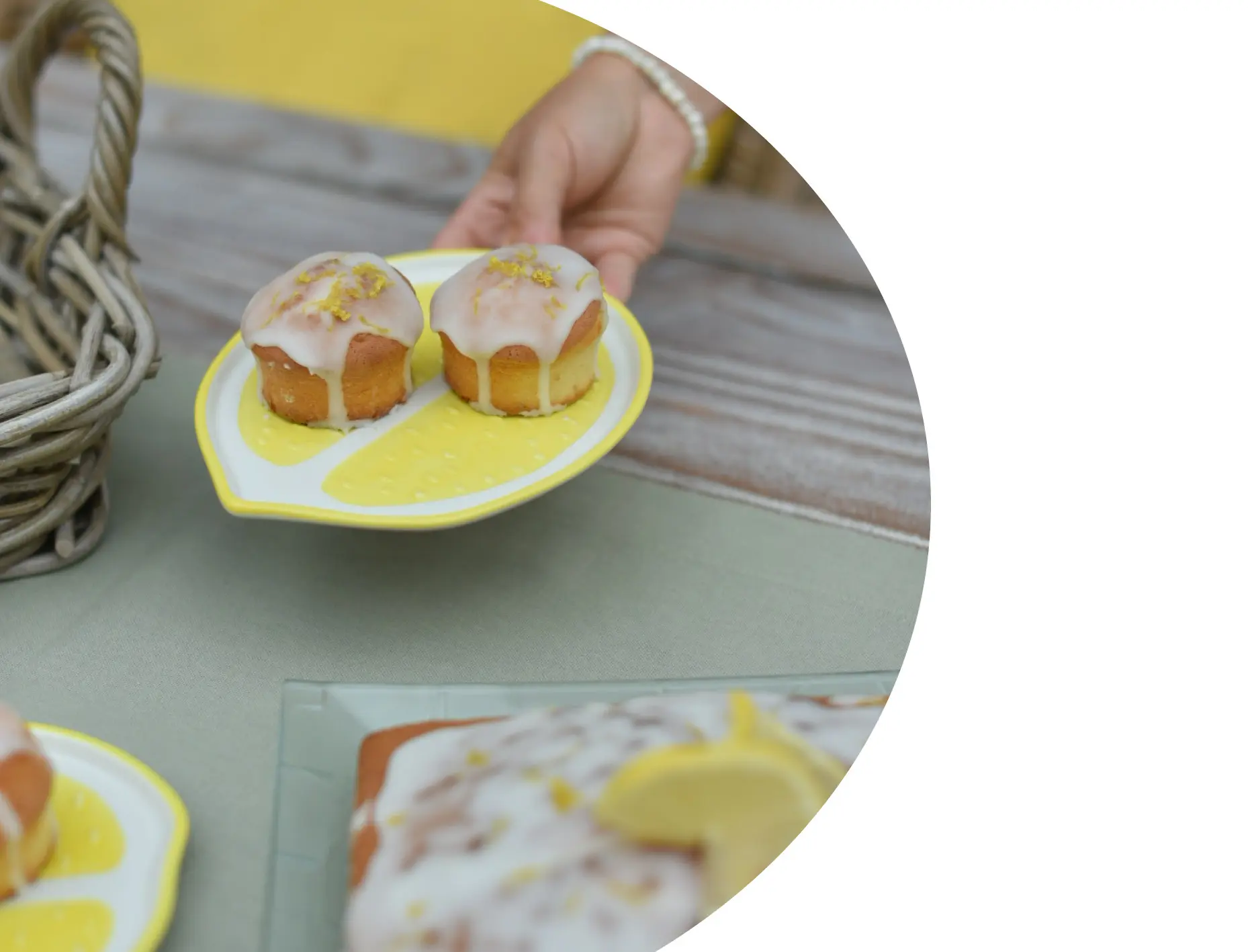 Décoration de table : assiette de citrons accompagnée de petits gâteaux au citron, une décoration estivale pour le café et le goûter