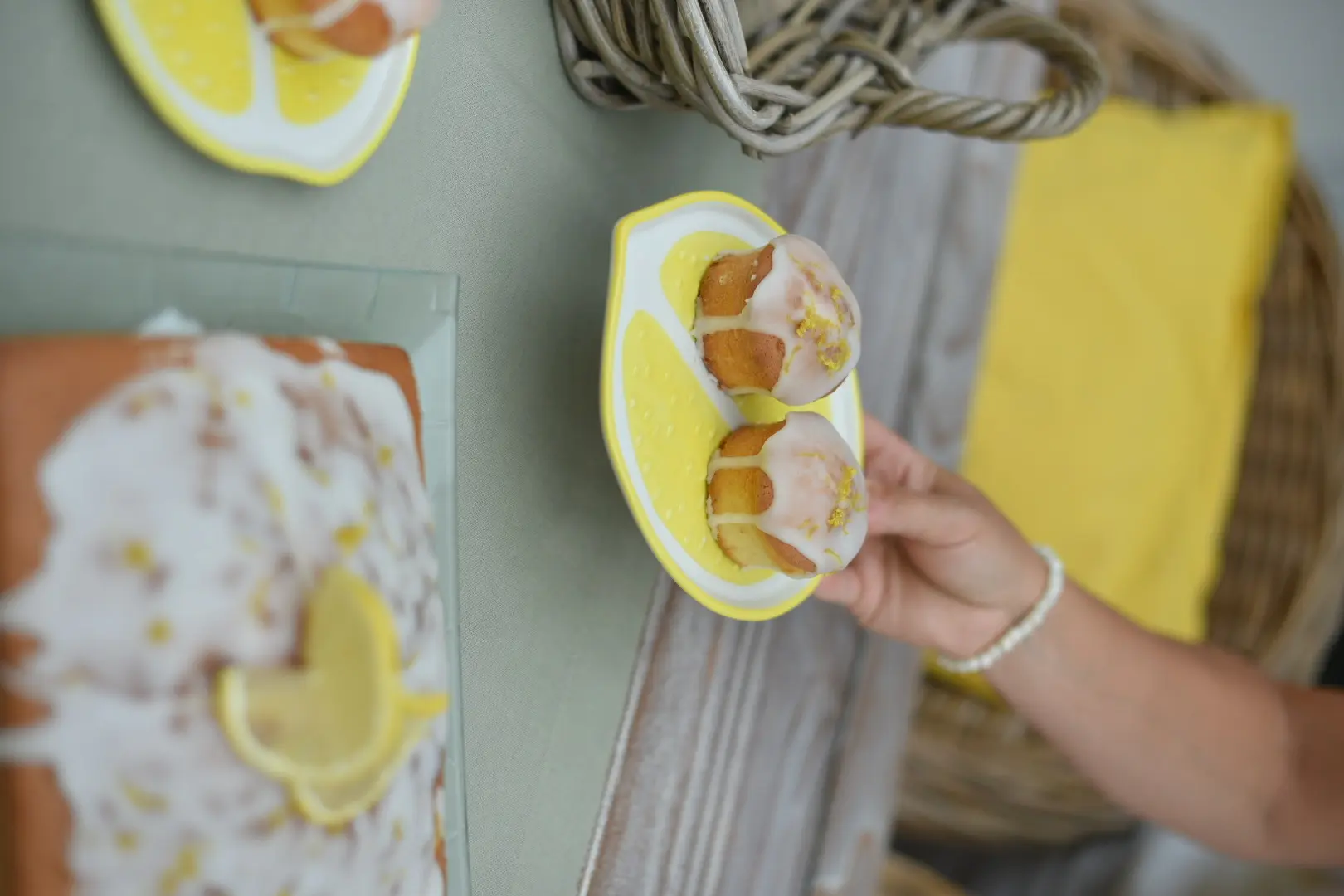 Décoration de table : assiettes au motif citron avec des pâtisseries glacées, pour une décoration estivale autour du café et des gâteaux