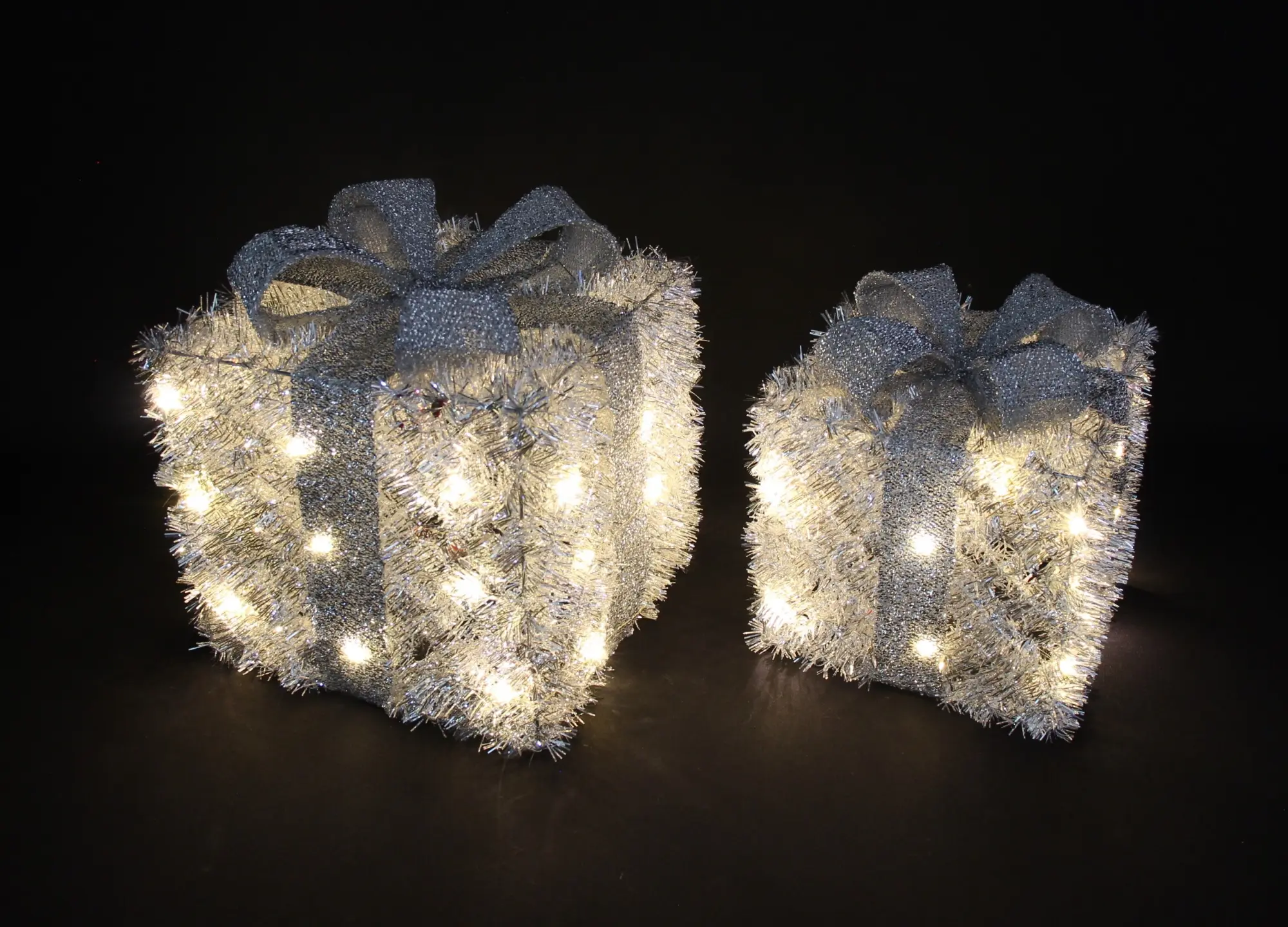 Acheter Lot de 2 paquets cadeaux LED scintillement argenté  dans la boutique en ligne de Frank Flechtwaren pour Décoration de table LED