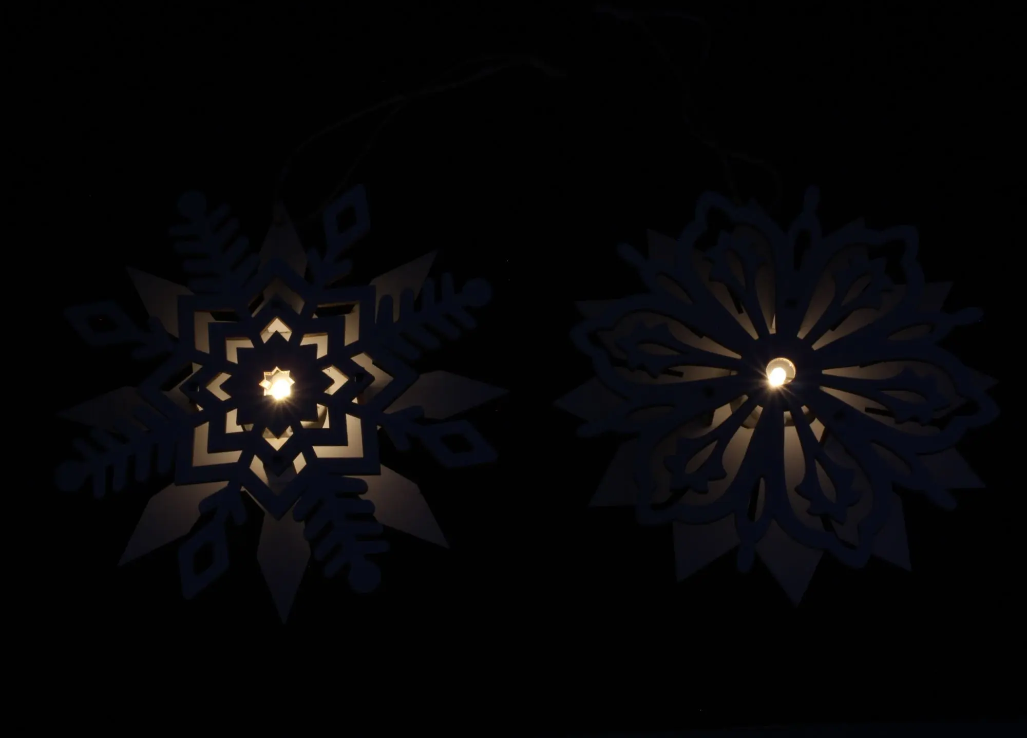 Acheter Lot de 2 suspensions LED "flocon de neige"  dans la boutique en ligne de Frank Flechtwaren pour Décorations à suspendre