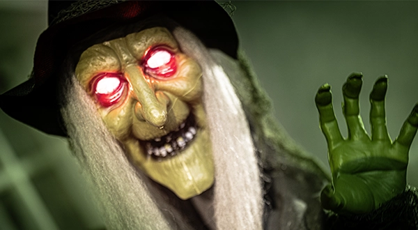 Décoration d'Halloween : une sorcière effrayante avec un chapeau et des yeux brillants, pour une décoration d'automne terrifiante