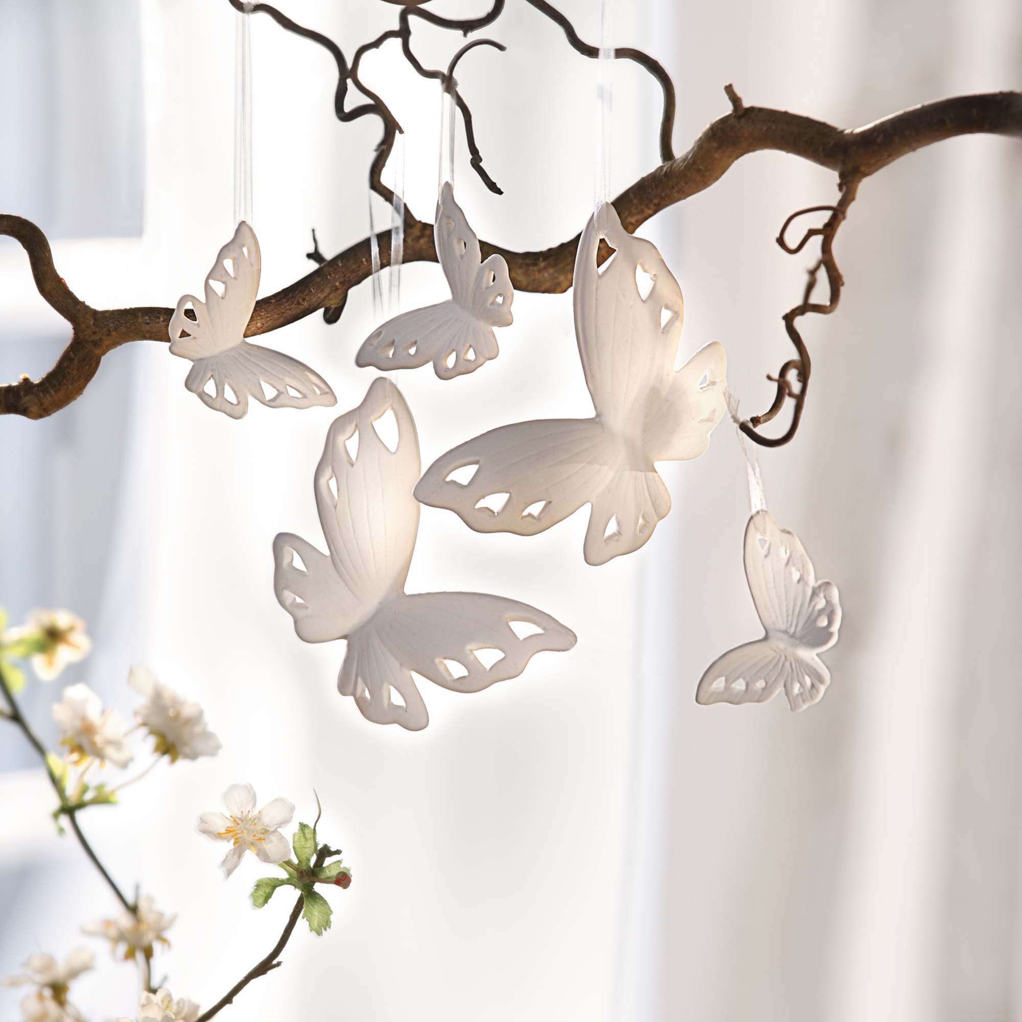 Acheter Lot de 5 papillons à suspendre "blanc"  dans la boutique en ligne de Frank Flechtwaren