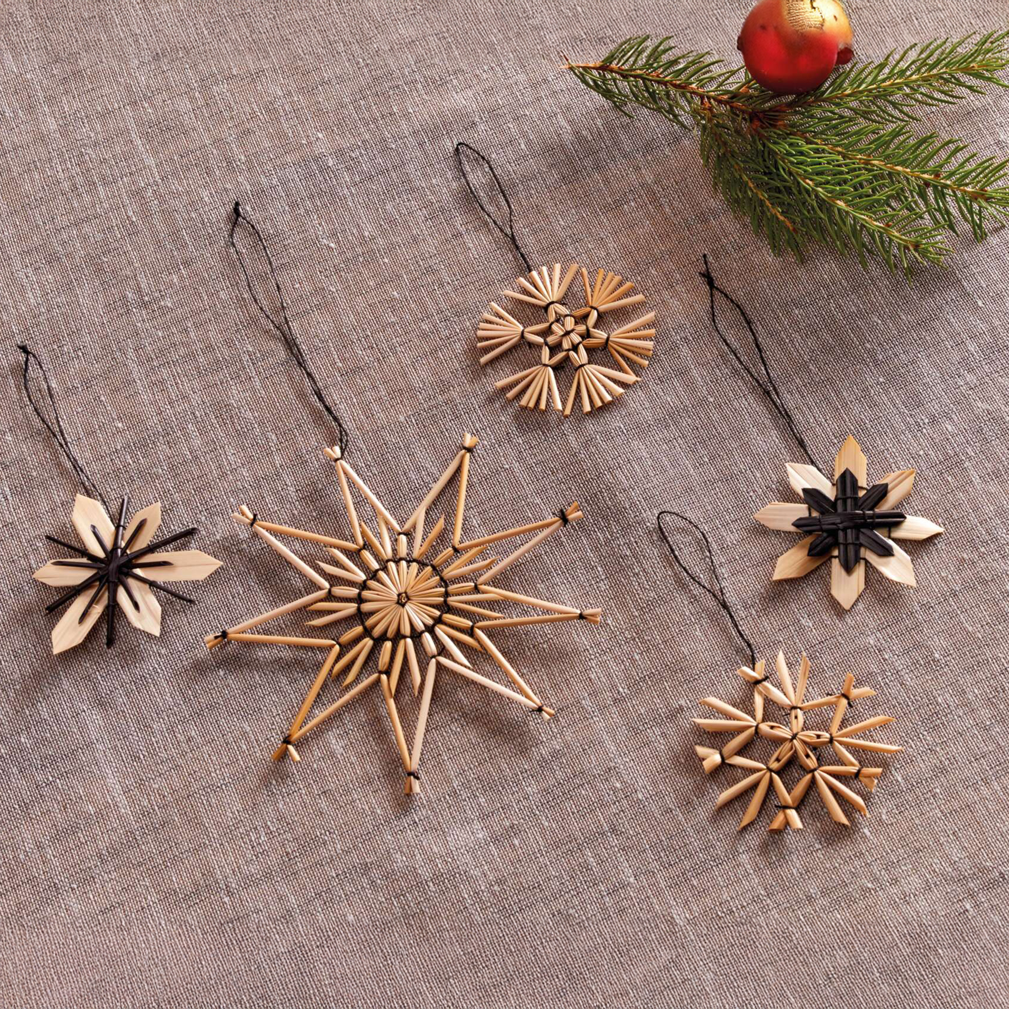 Acheter Lot de 18 étoiles en paille"nature &amp; black"  dans la boutique en ligne de Frank Flechtwaren pour Décorations pour sapins de Noël