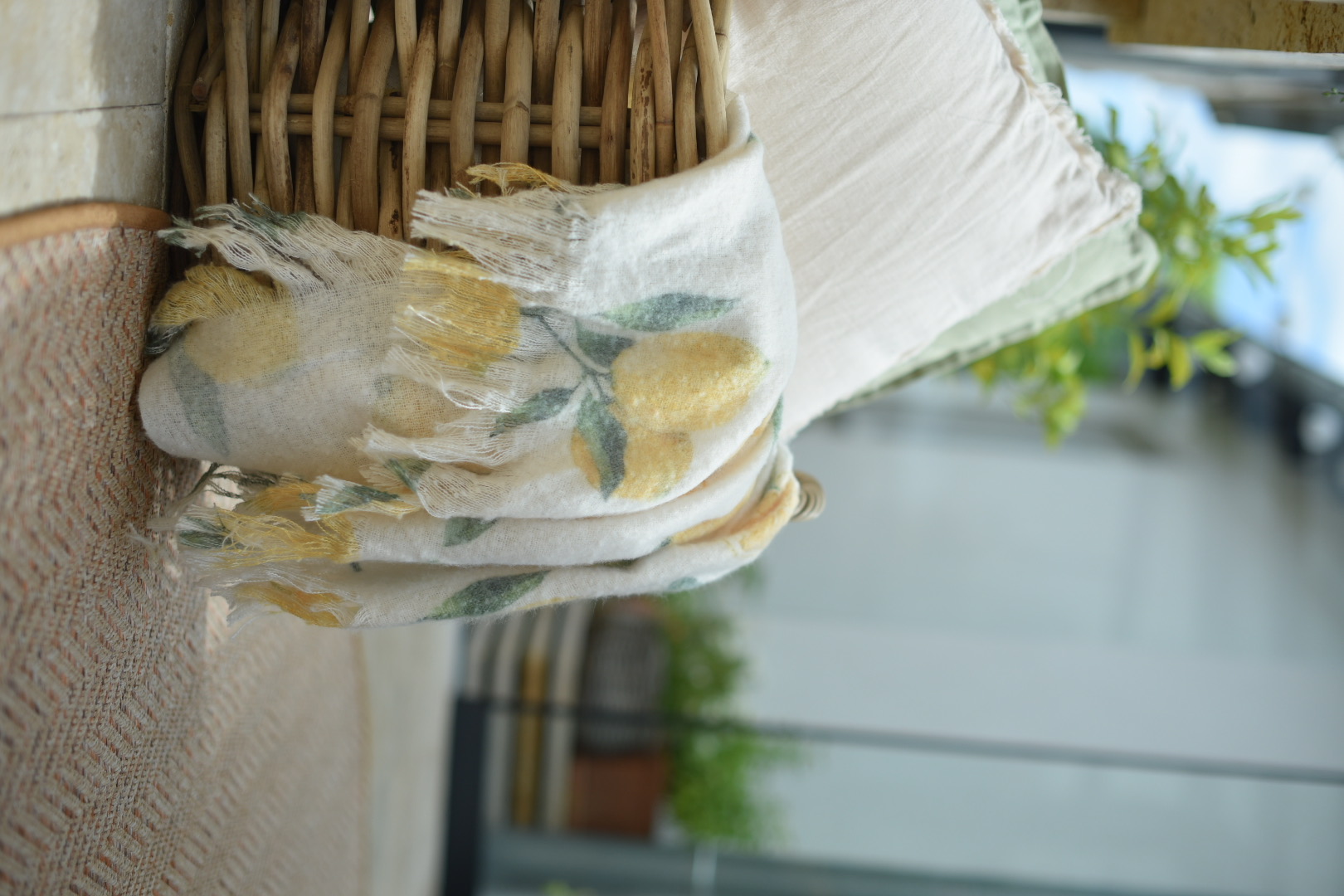 Textiles d'intérieur : un foulard clair orné d'un motif de citrons, un accessoire d'intérieur estival au look naturel