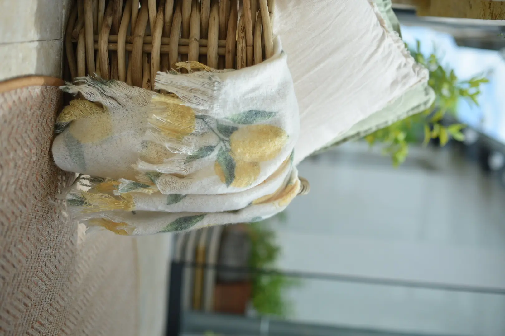 Textiles d'intérieur : un foulard clair orné d'un motif de citrons, un accessoire d'intérieur estival au look naturel