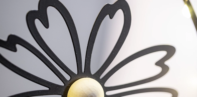 Décoration : fleur en métal noir avec détail en bois, un accessoire de décoration moderne