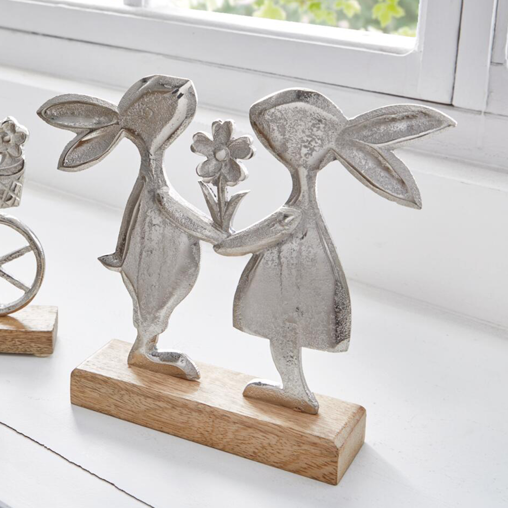 Acheter Figurine "couple de lapins avec fleurs"  dans la boutique en ligne de Frank Flechtwaren