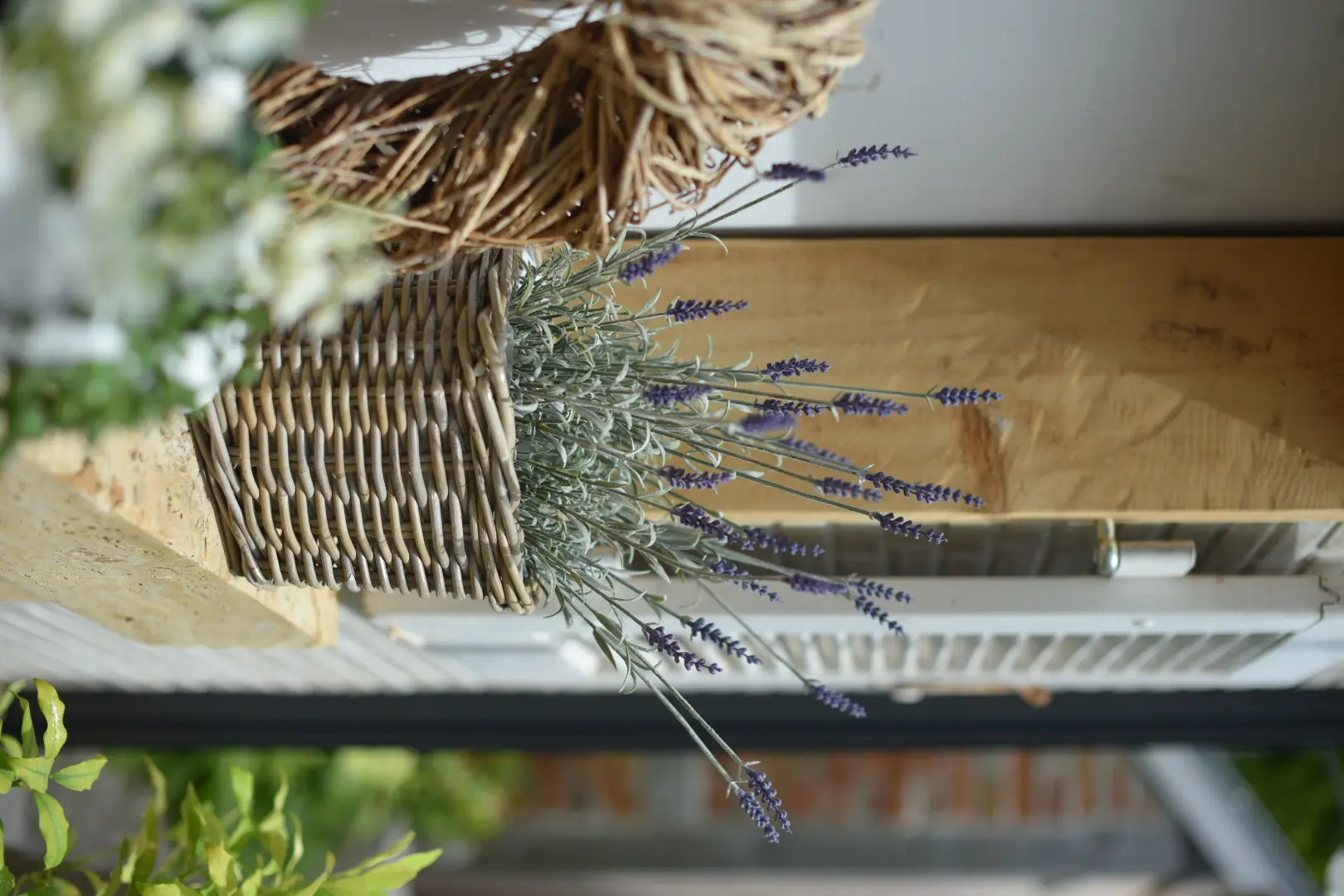 Panier à plantes : panier en rotin tressé avec de la lavande, une décoration naturelle pour la terrasse et le jardin