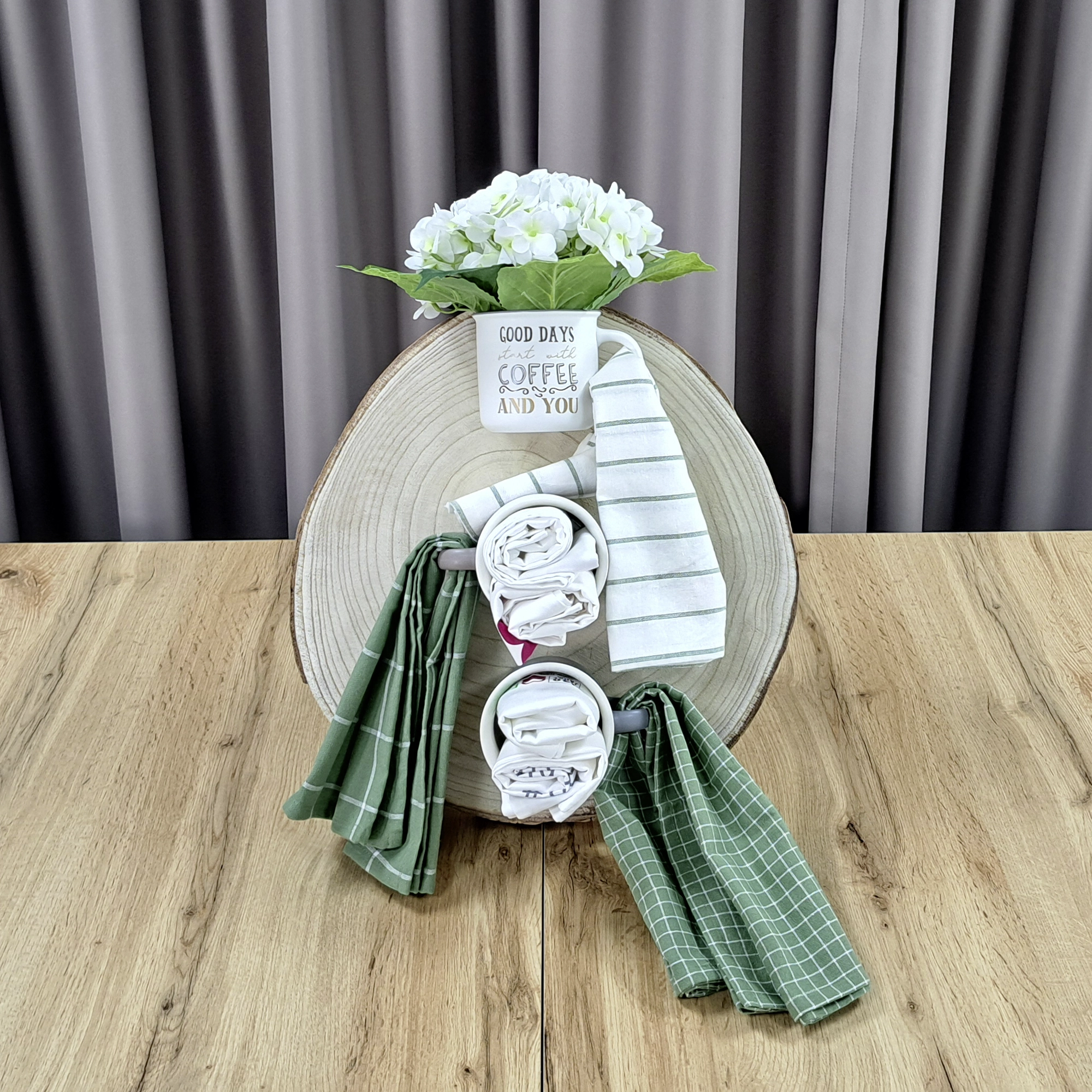 Décoration de cuisine : plateau en bois avec tasses à café, torchons et hortensias blancs, pour un effet décoratif saisissant