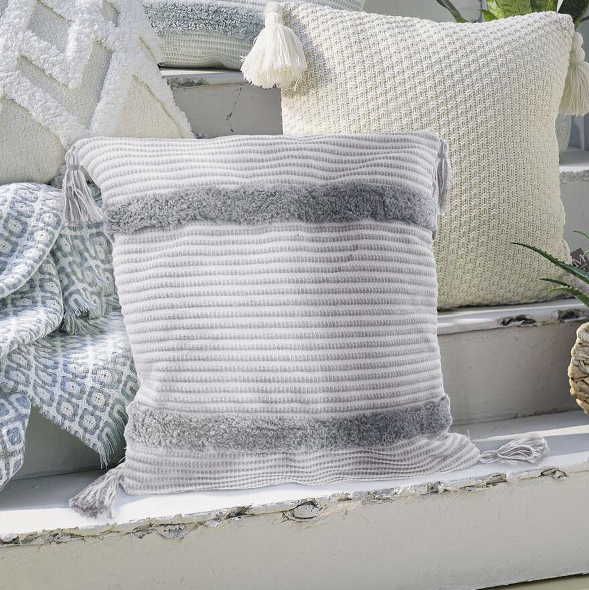 Acheter Housse de coussin avec glands "Stripes"  dans la boutique en ligne de Frank Flechtwaren
