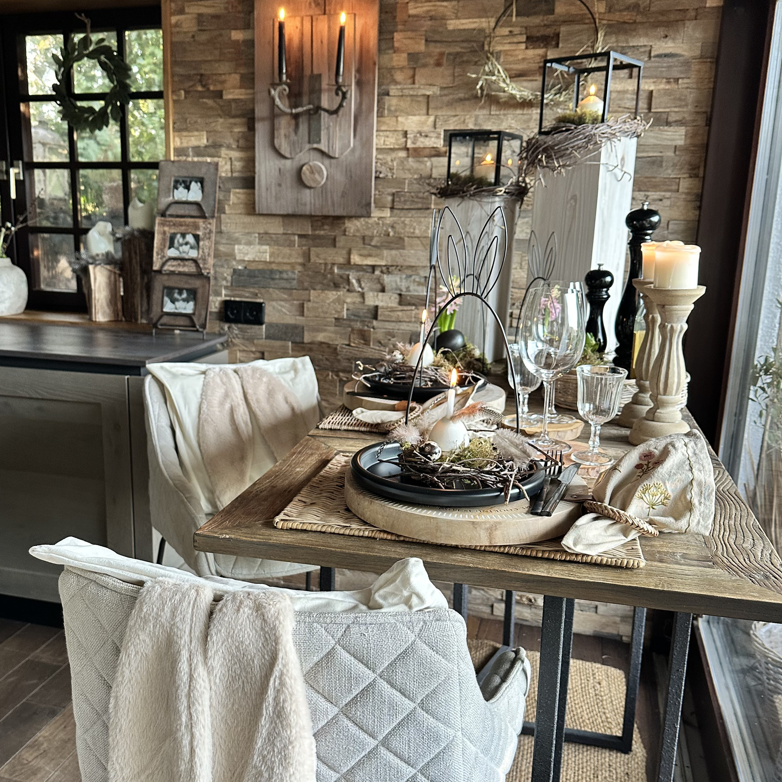 Osterdeko: naturfarbener Tisch mit Moosnestern, Kerzen, Hyazinthen und Hasendraht‑Elementen