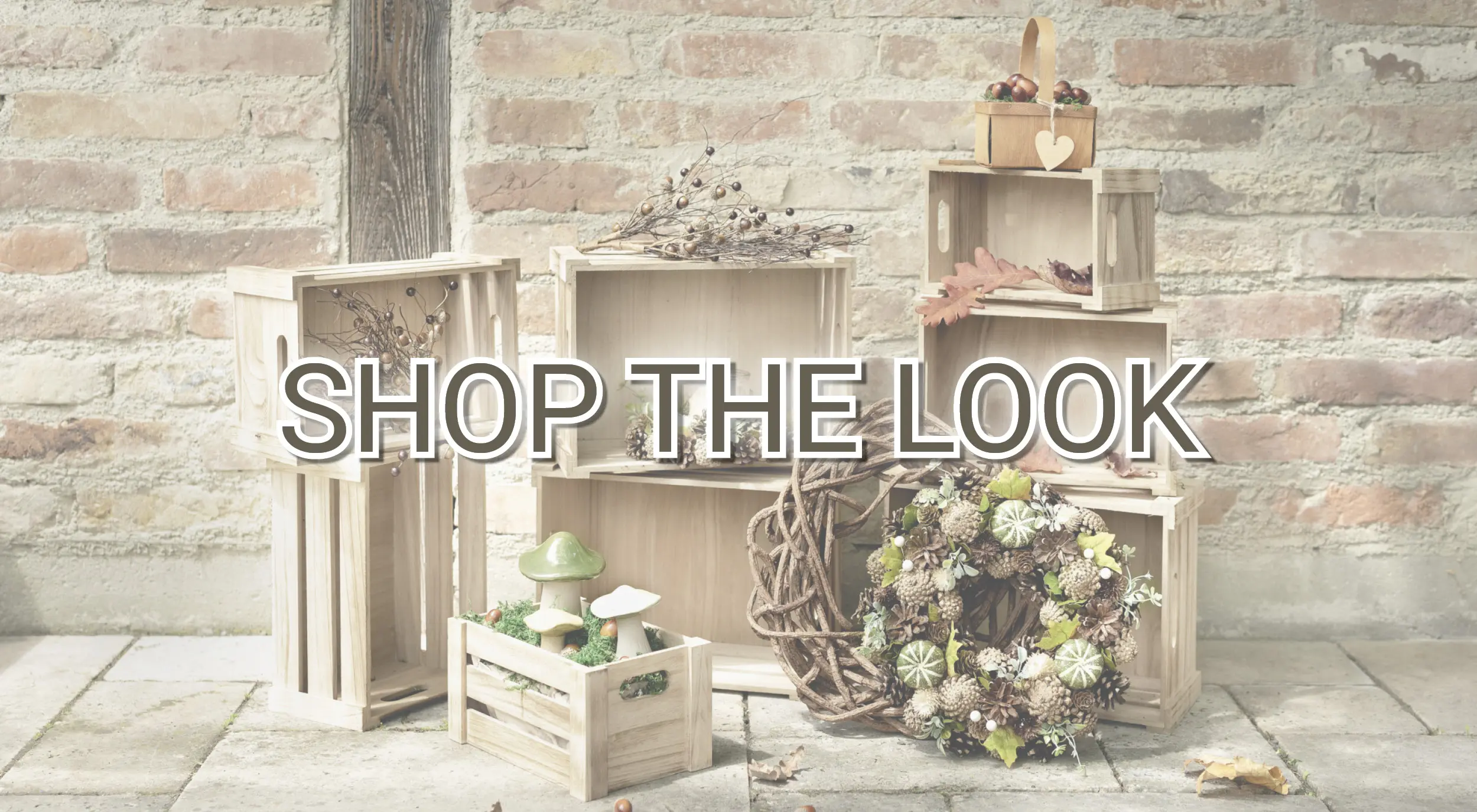 Inspiration déco : des caisses en bois agrémentées d’une couronne naturelle, de décorations en forme de champignons et d’accessoires d’automne pour une décoration automnale