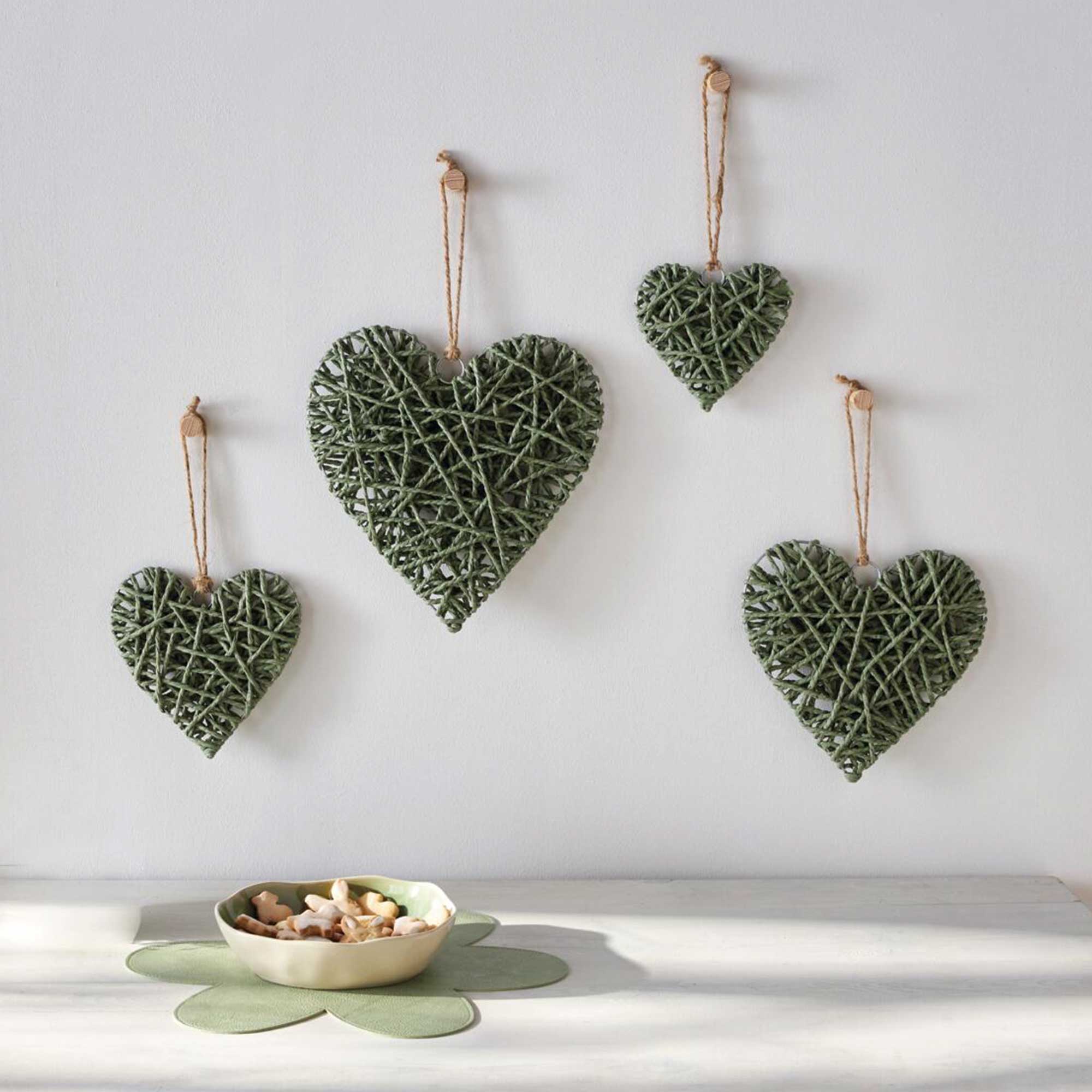 Acheter Lot de 4 suspensions coeur "vert olive"  dans la boutique en ligne de Frank Flechtwaren