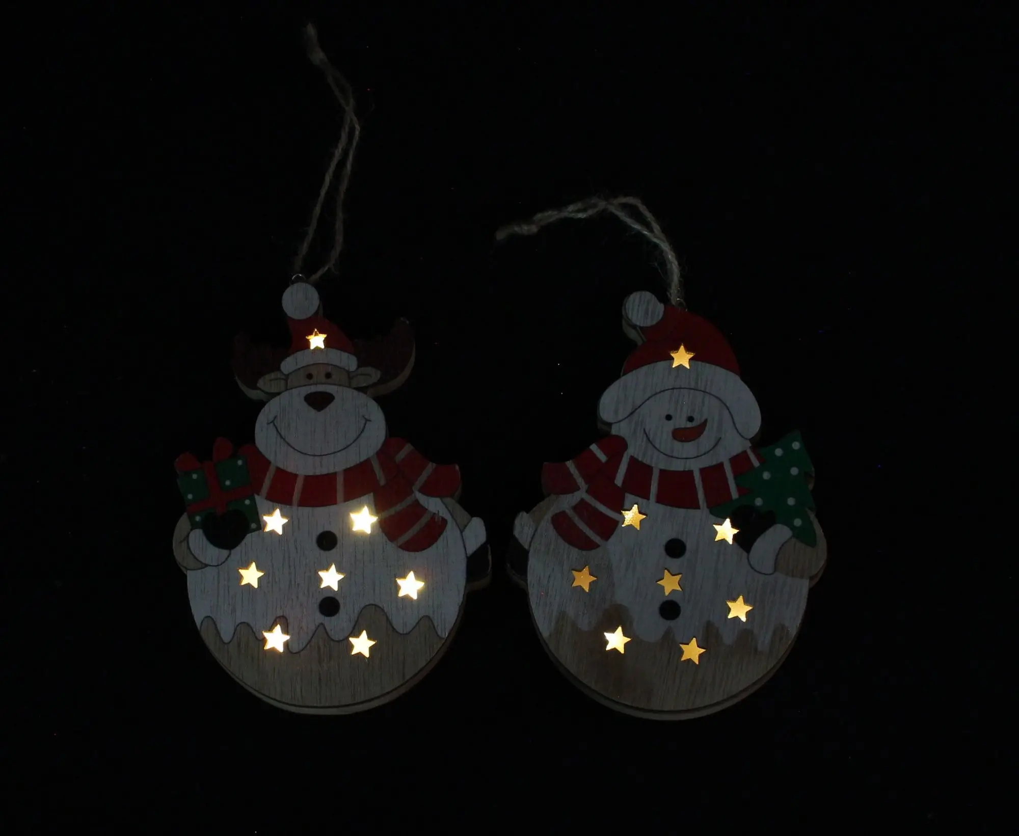 Acheter 2 suspensions LED "bonhomme de neige &amp; élan"  dans la boutique en ligne de Frank Flechtwaren pour Décorations à suspendre
