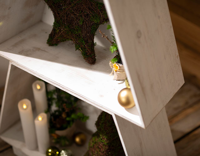 Décoration de Noël : étoile en mousse verte agrémentée de fibres décoratives blanches, pour une décoration murale naturelle