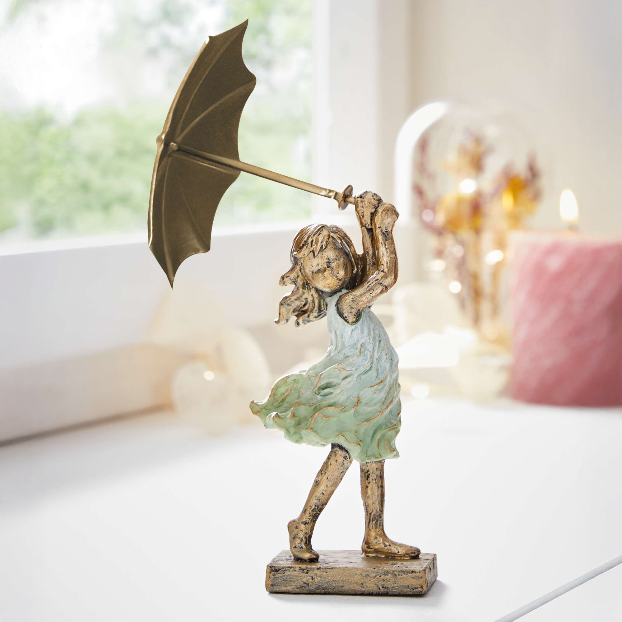 Acheter Figurine "jeune fille avec parapluie"  dans la boutique en ligne de Frank Flechtwaren