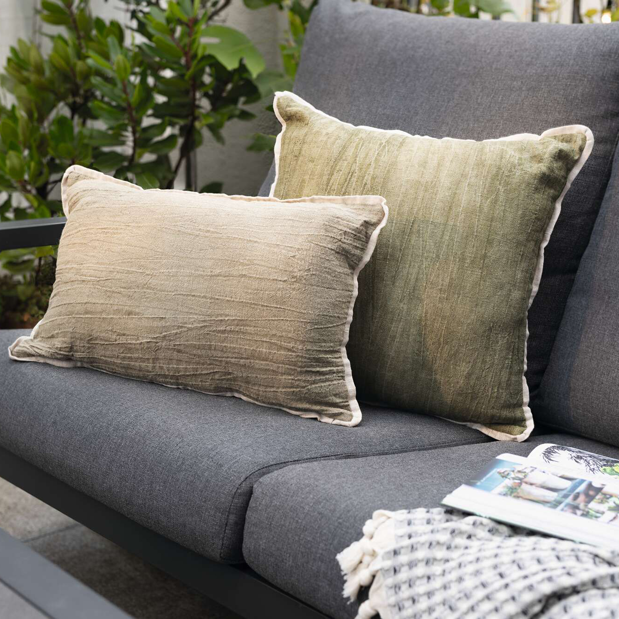 Acheter Lot de 2 housses de coussin "vert &amp; gris"  dans la boutique en ligne de Frank Flechtwaren