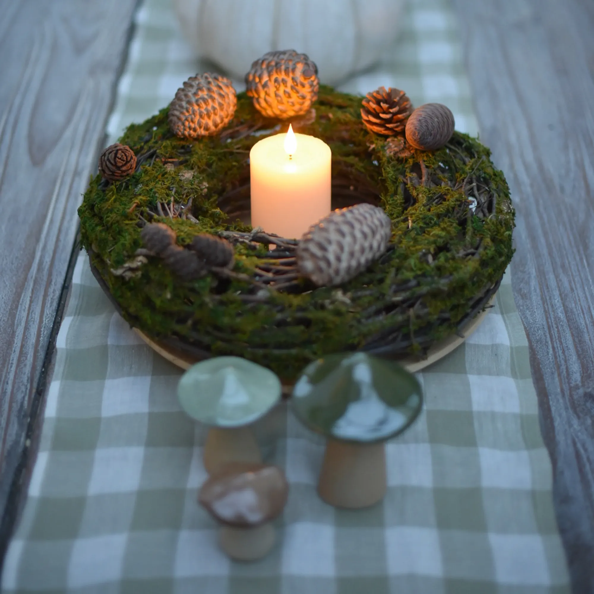 Décoration d'automne : couronne de mousse avec bougie LED, pommes de pin et champignons en céramique, pour une décoration de table naturelle