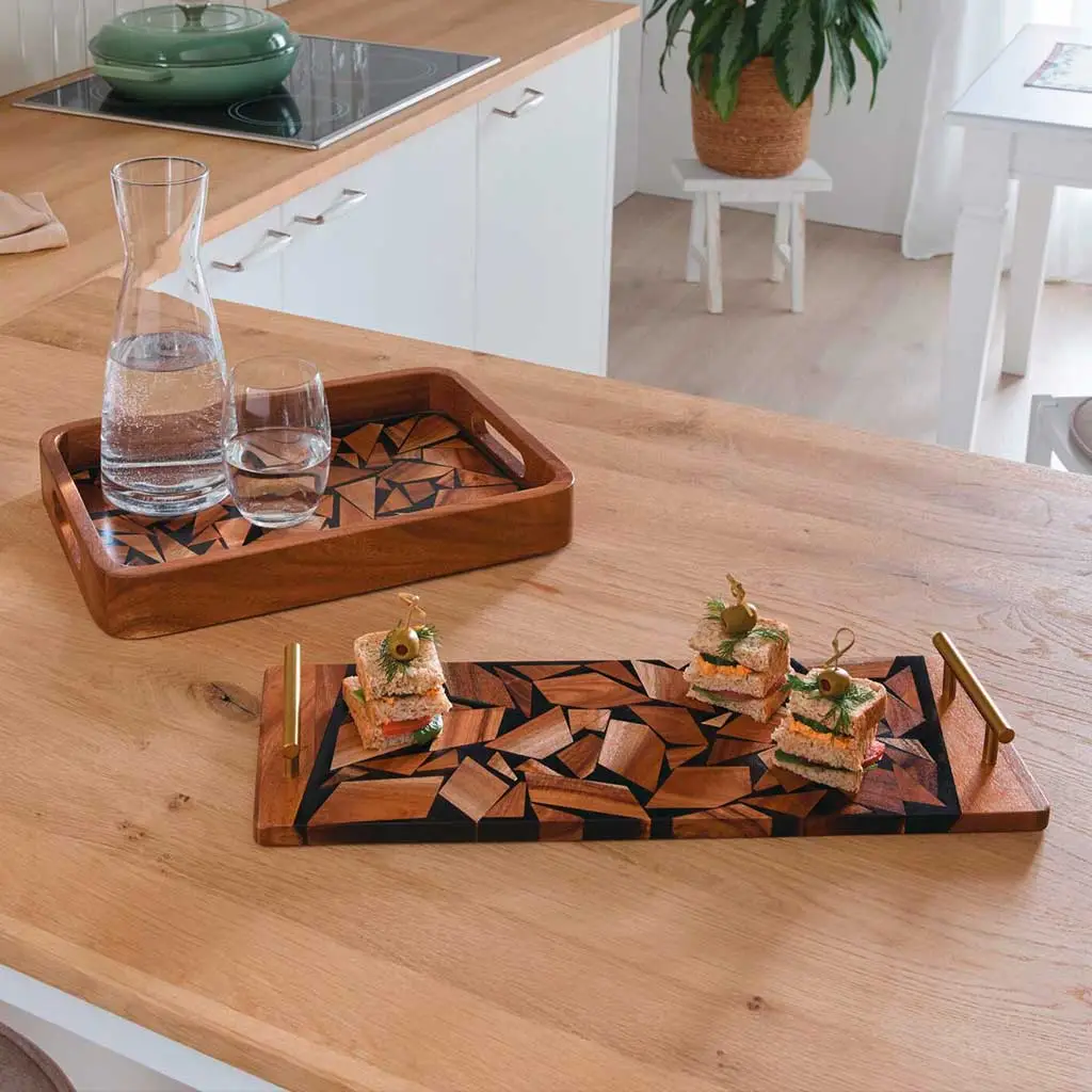 Accessoires de cuisine : plateaux rectangulaires en bois avec motif en mosaïque, pour une décoration de table élégante