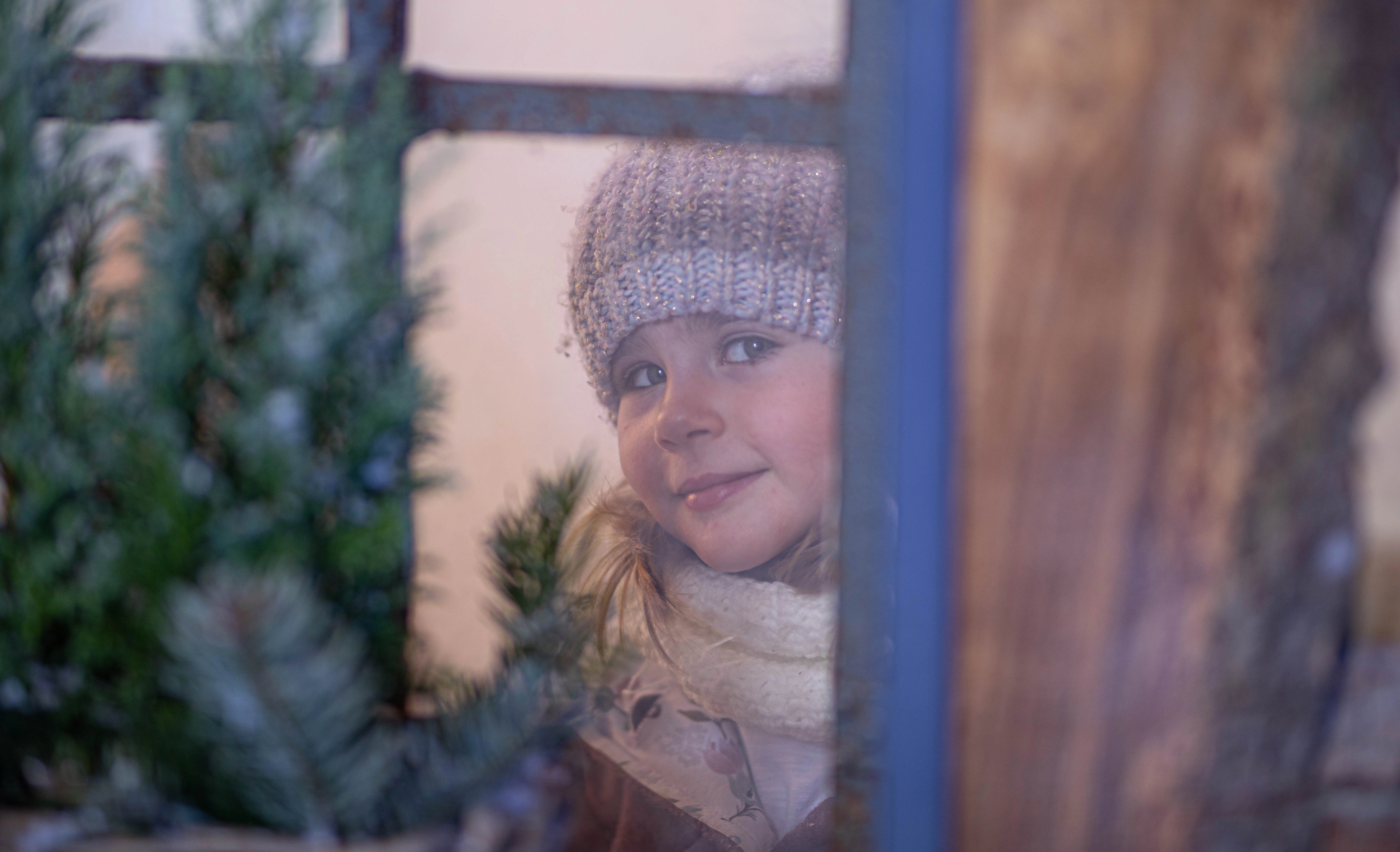 Winterdeko: grüne Tannenzweige am Fenster als stimmungsvolle Dekoration