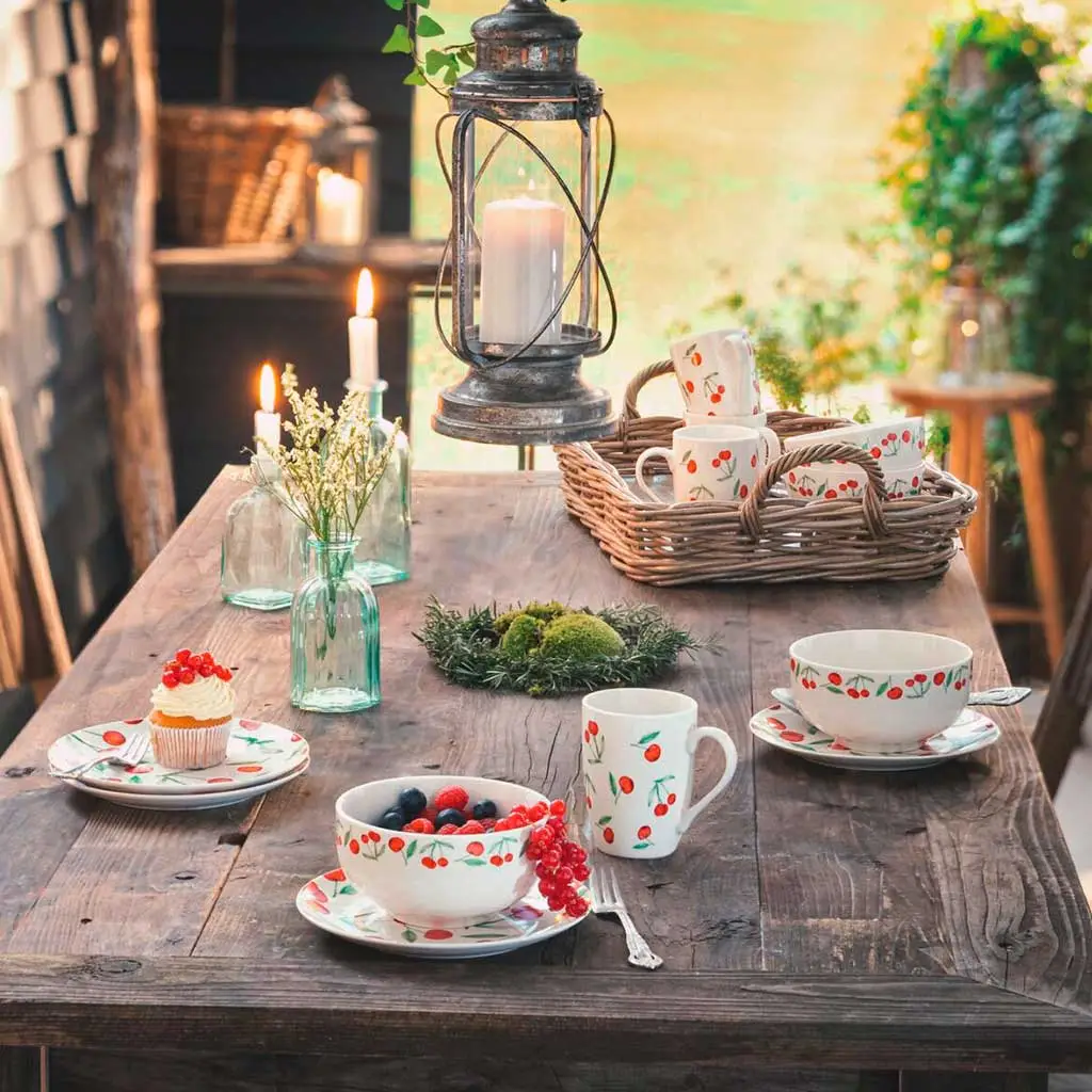 Vaisselle : service à thé blanc à motif cerise avec tasses et bols, idéal comme décoration estivale pour le jardin