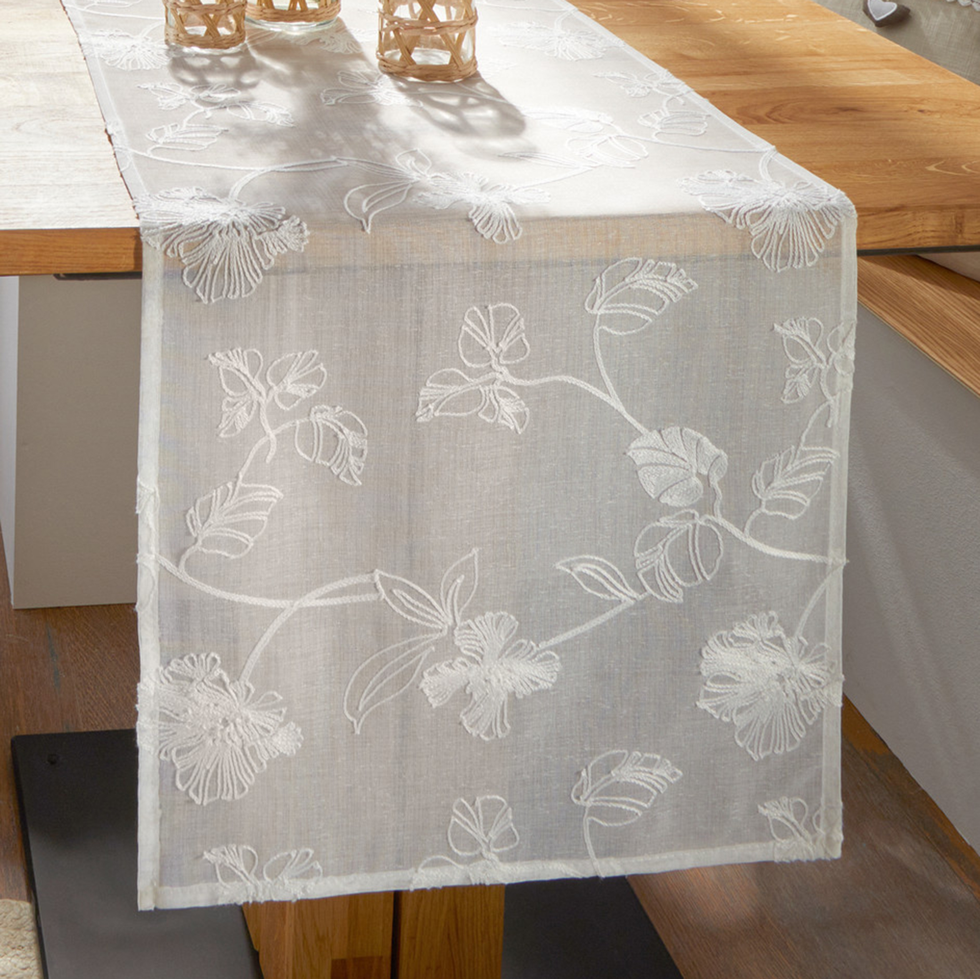 Acheter Chemin de table "fleurs blanches"  dans la boutique en ligne de Frank Flechtwaren