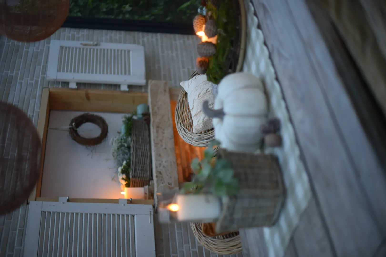 Idées déco : décoration d'automne avec des citrouilles décoratives, des photophores et des paniers de style maison de campagne