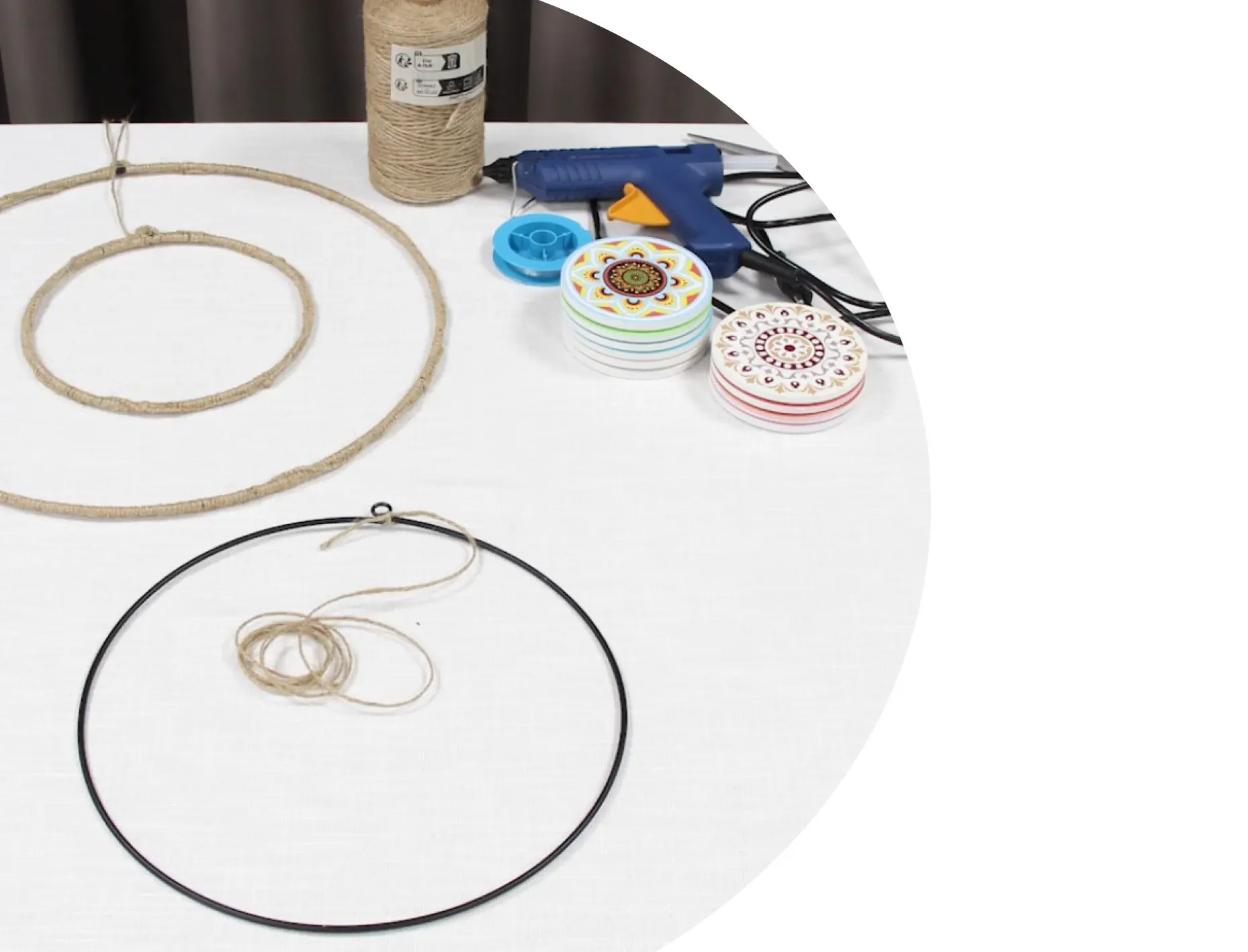 Décoration DIY : anneaux métalliques, ruban de jute et pendentifs mandala pour une décoration bohème créative