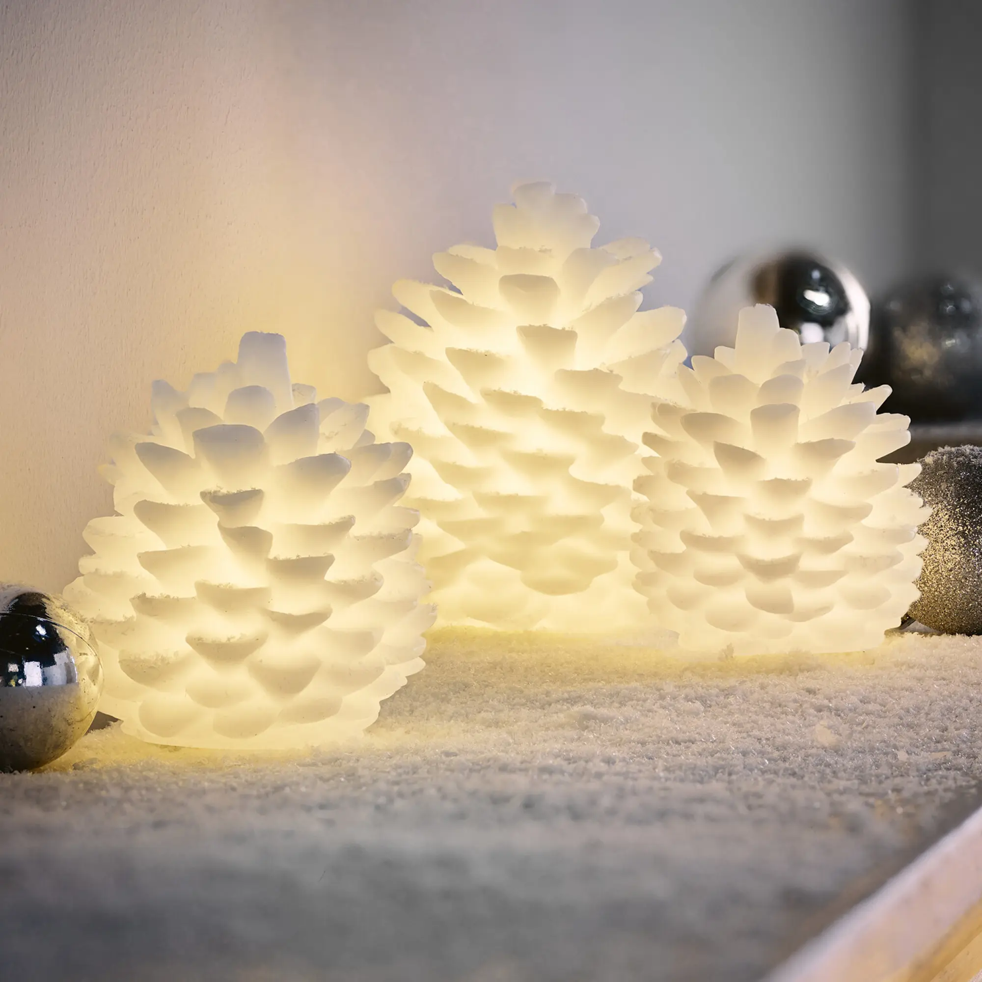 Acheter Lot de 3 pommes de pin LED "neige"  dans la boutique en ligne de Frank Flechtwaren