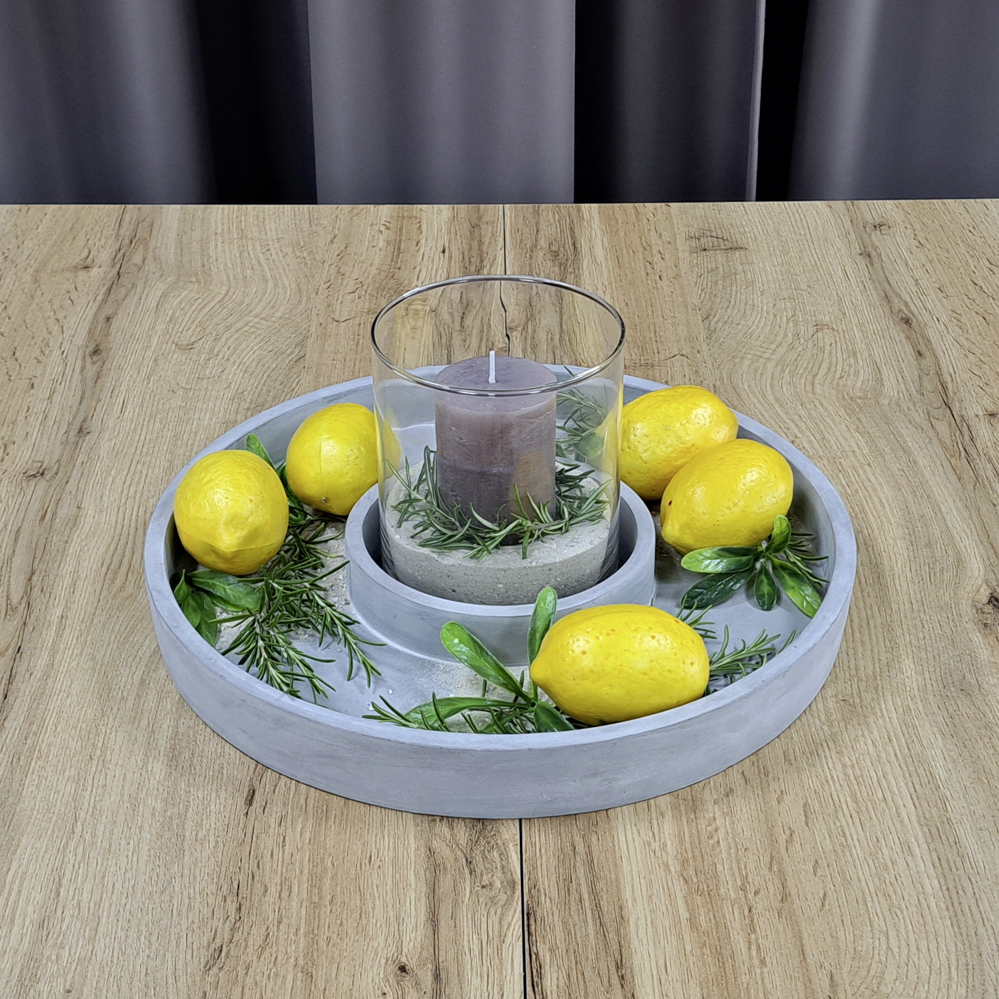 Décoration de table : plateau décoratif gris avec des citrons, du romarin et une bougie, pour une décoration estivale méditerranéenne